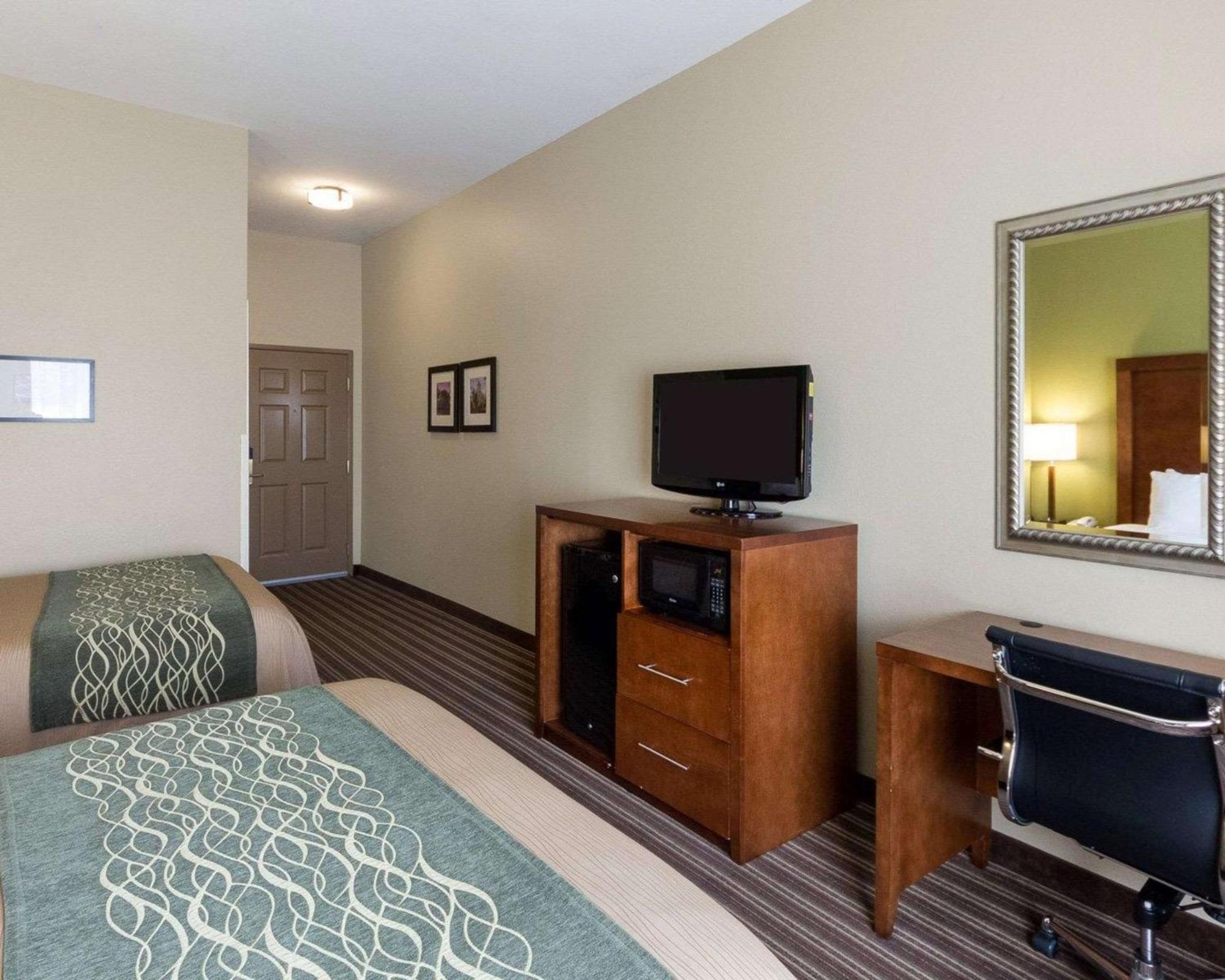 Queen Suite with Two Queen Beds and Sofa Bed - Non Smoking