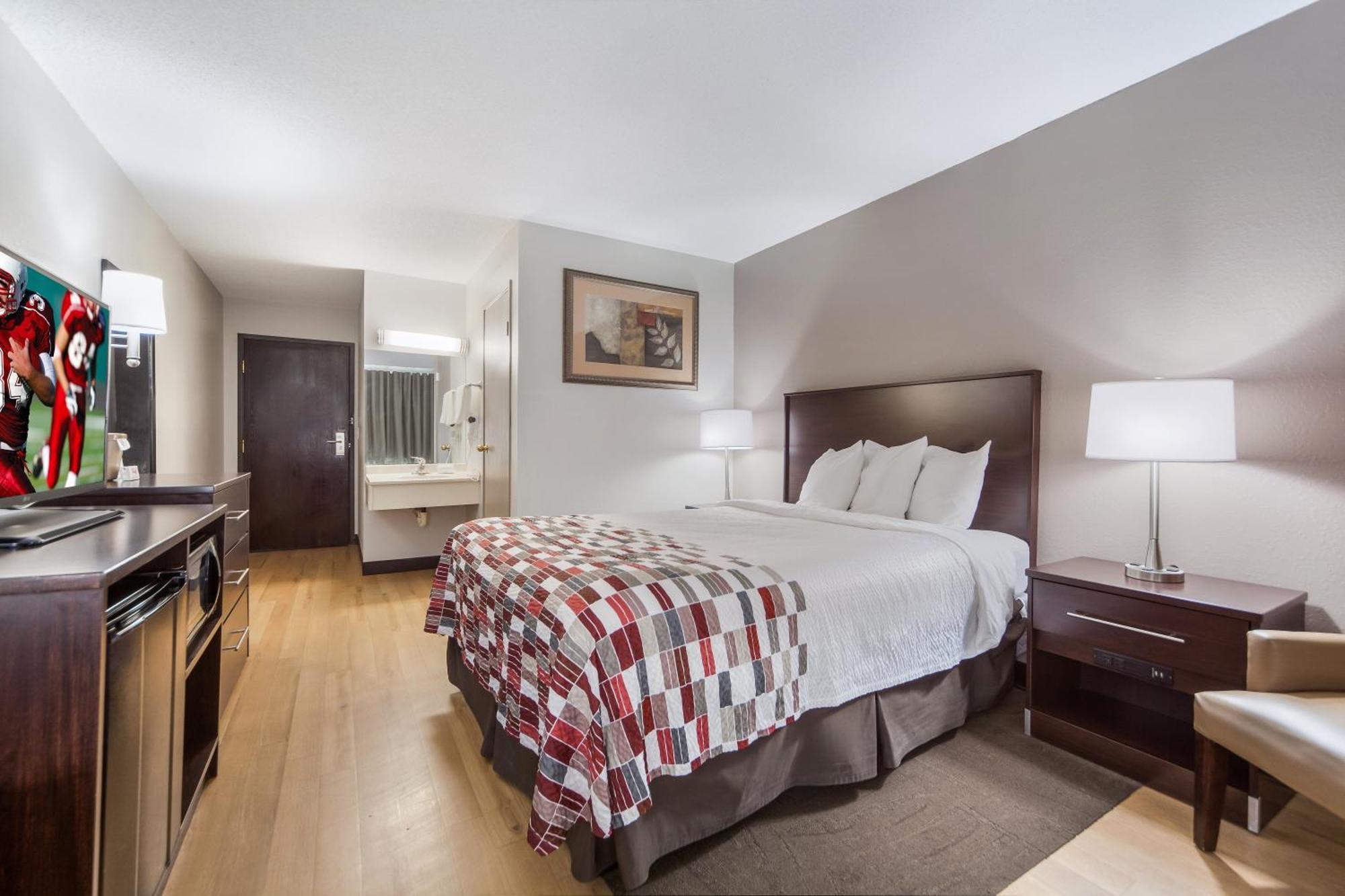 Deluxe Room One Queen Bed Smoke
