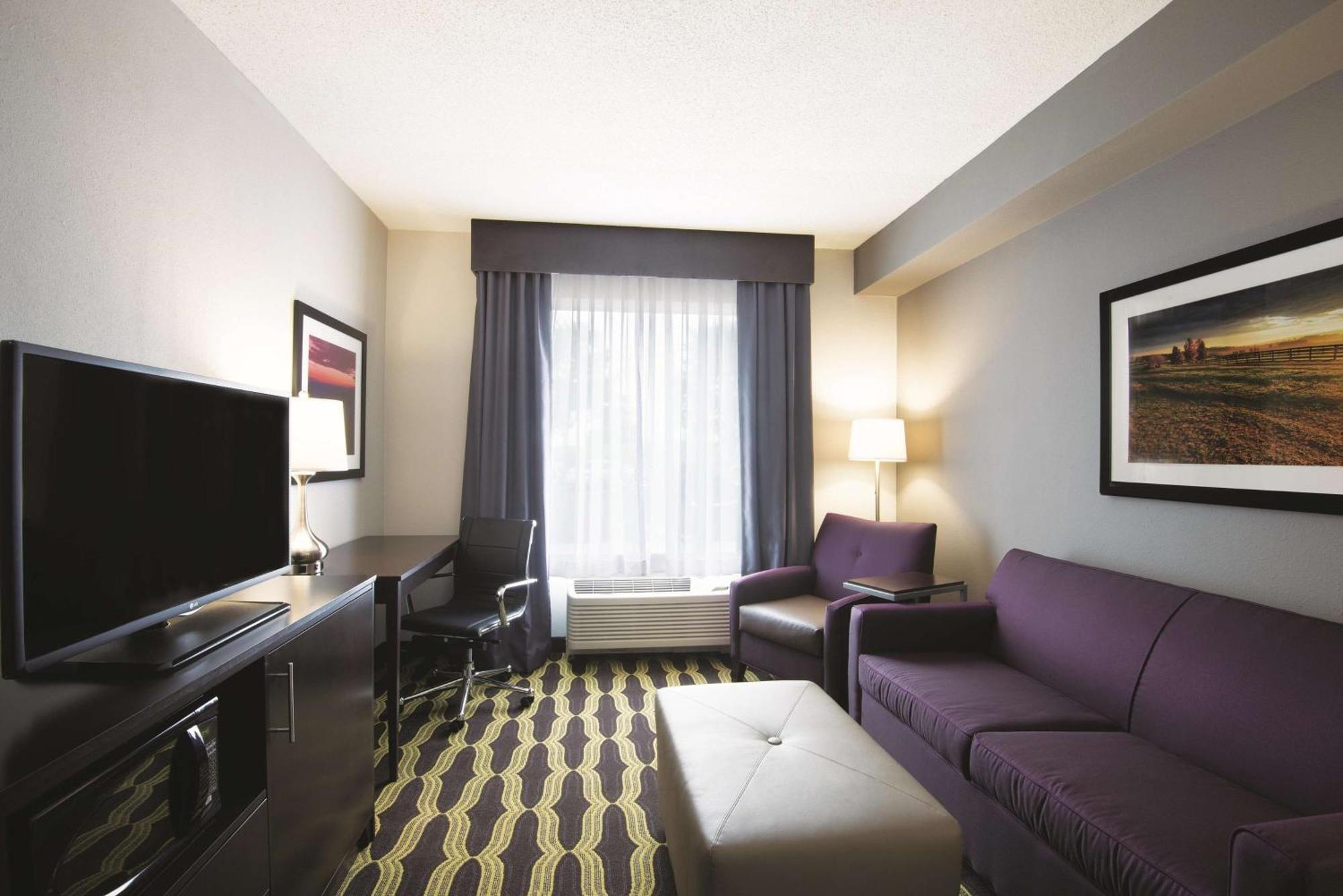One-Bedroom King Suite - Non-Smoking