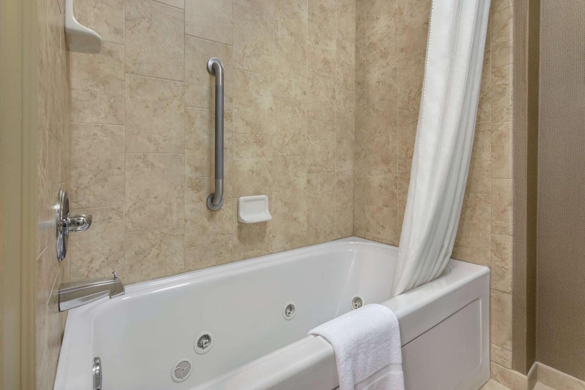 One-Bedroom King Suite with Whirlpool - Non-Smoking
