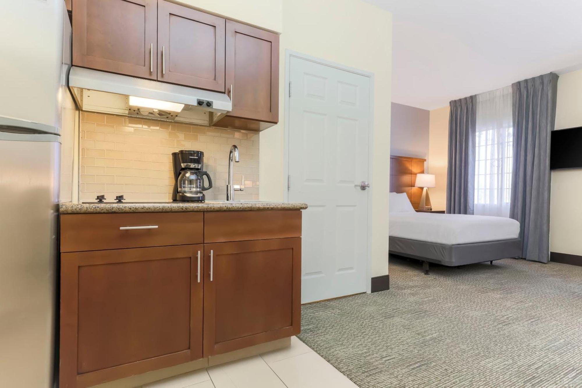 Queen Studio Suite Tub Disability Access or Non-Smoking