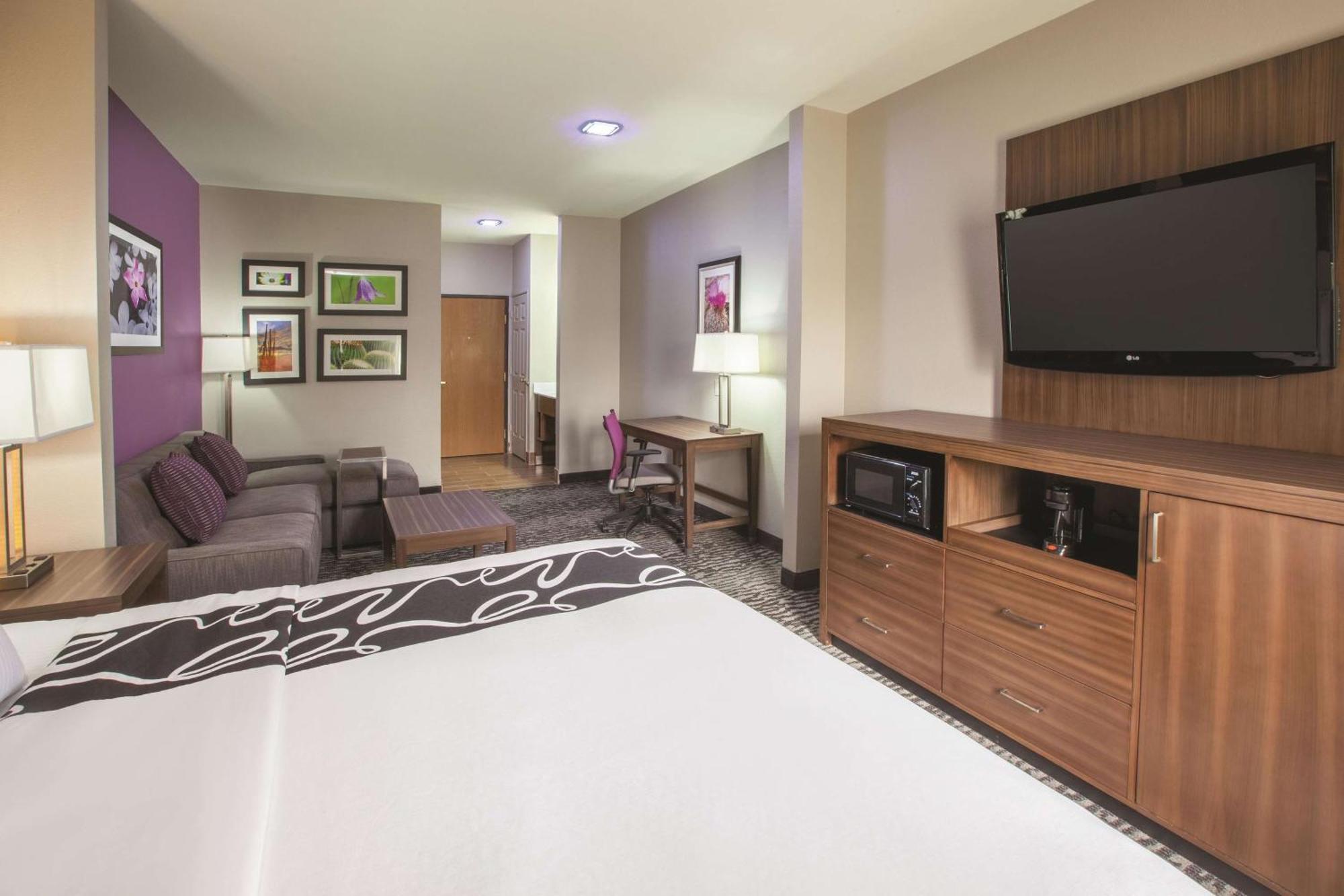 Deluxe King Suite - Non-Smoking