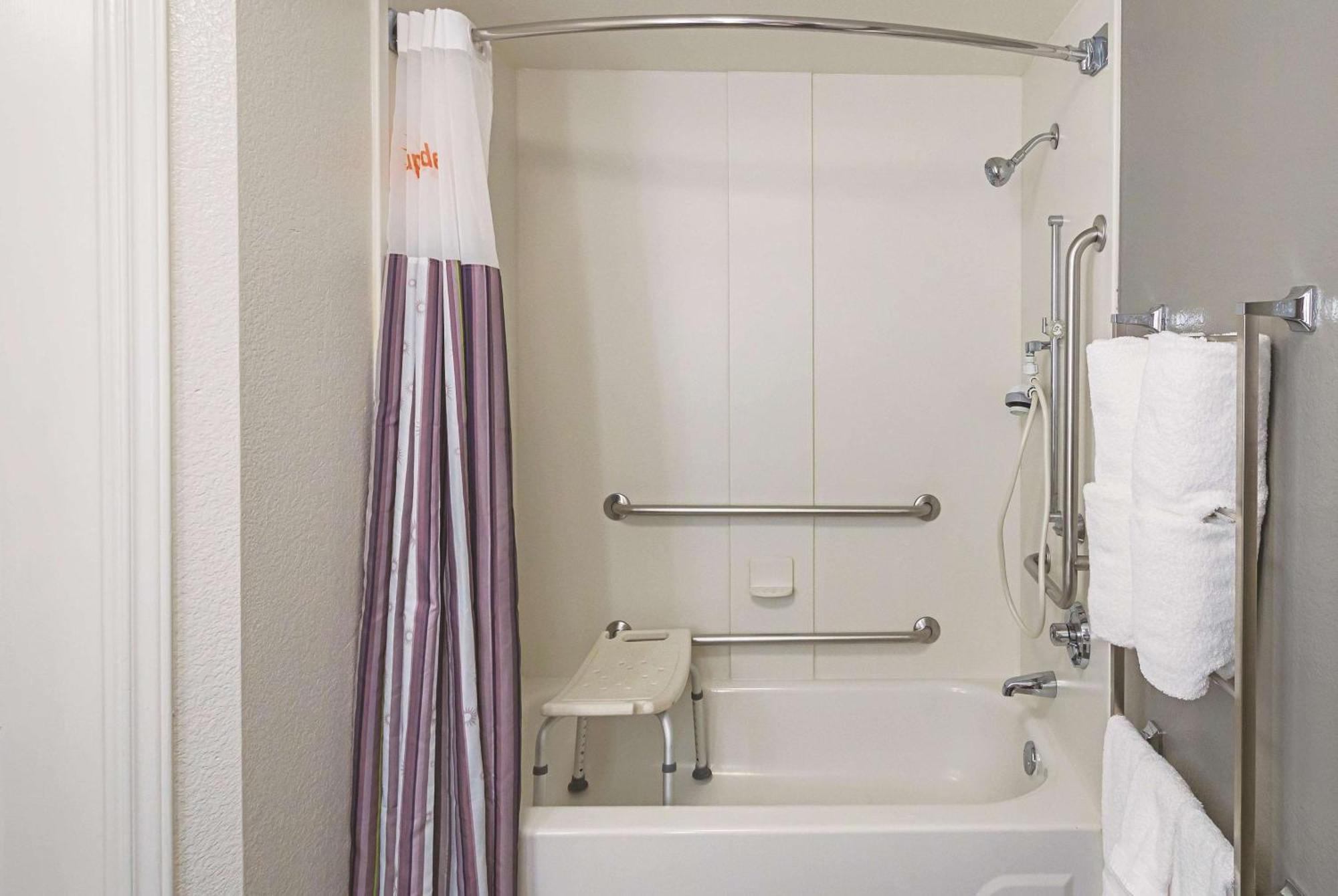 King Room Bath Tub Mobility Accessible or Non-Smoking,1281702037:JPEG