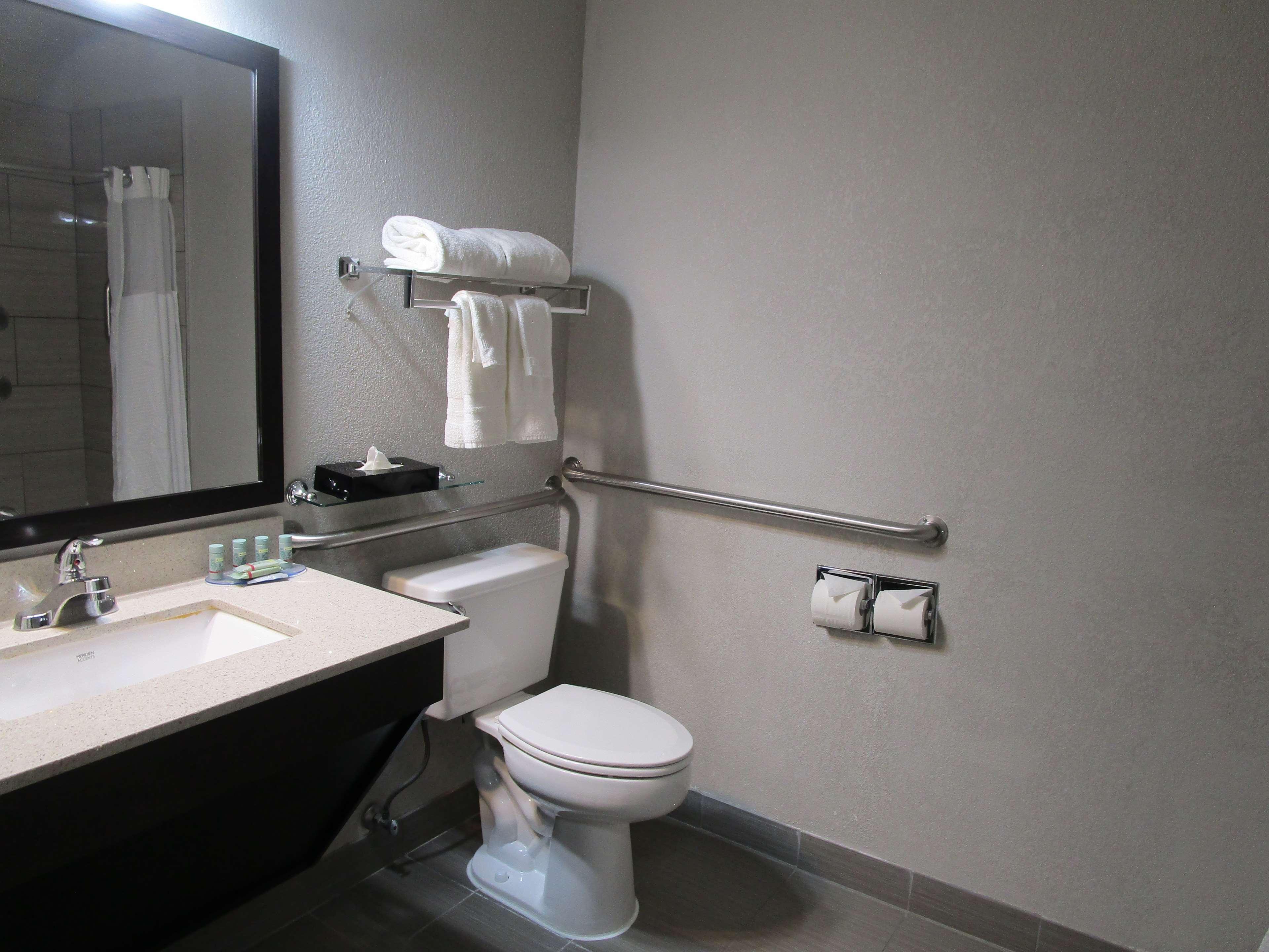 Zimmer mit Kingsize-Bett und rollstuhlgerechter Dusche - barrierefrei/Nichtraucher