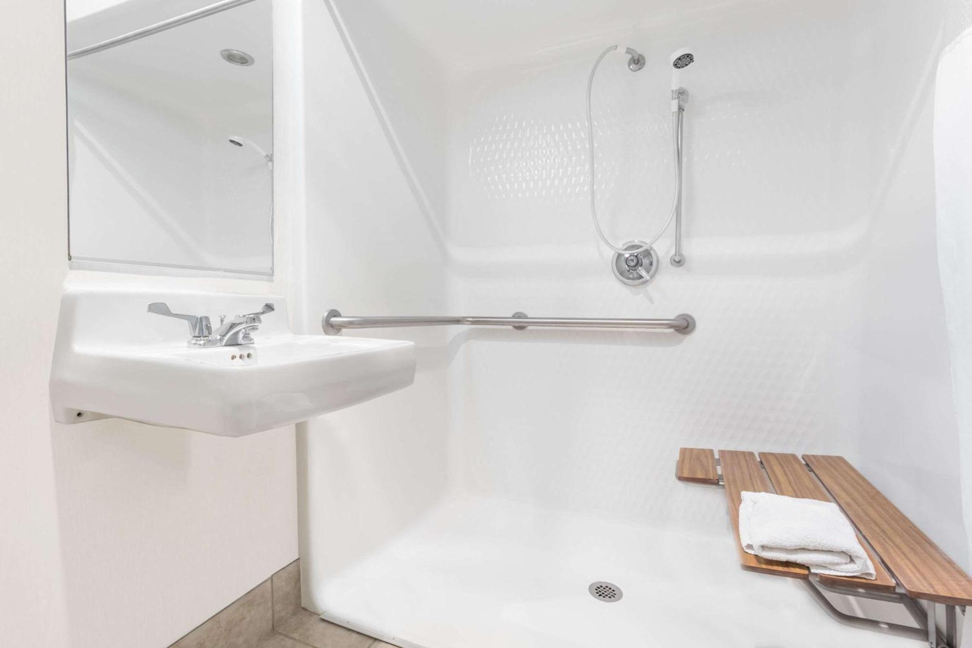 Queen Room - Disability Access/Non-Smoking