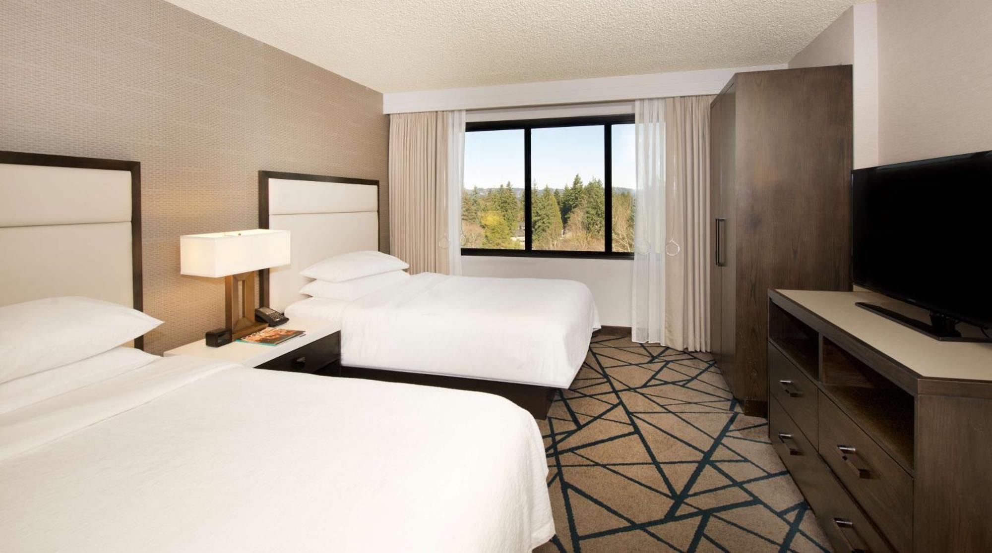 King Suite with Accessible Tub - Mobility and Hearing Access/Non-Smoking