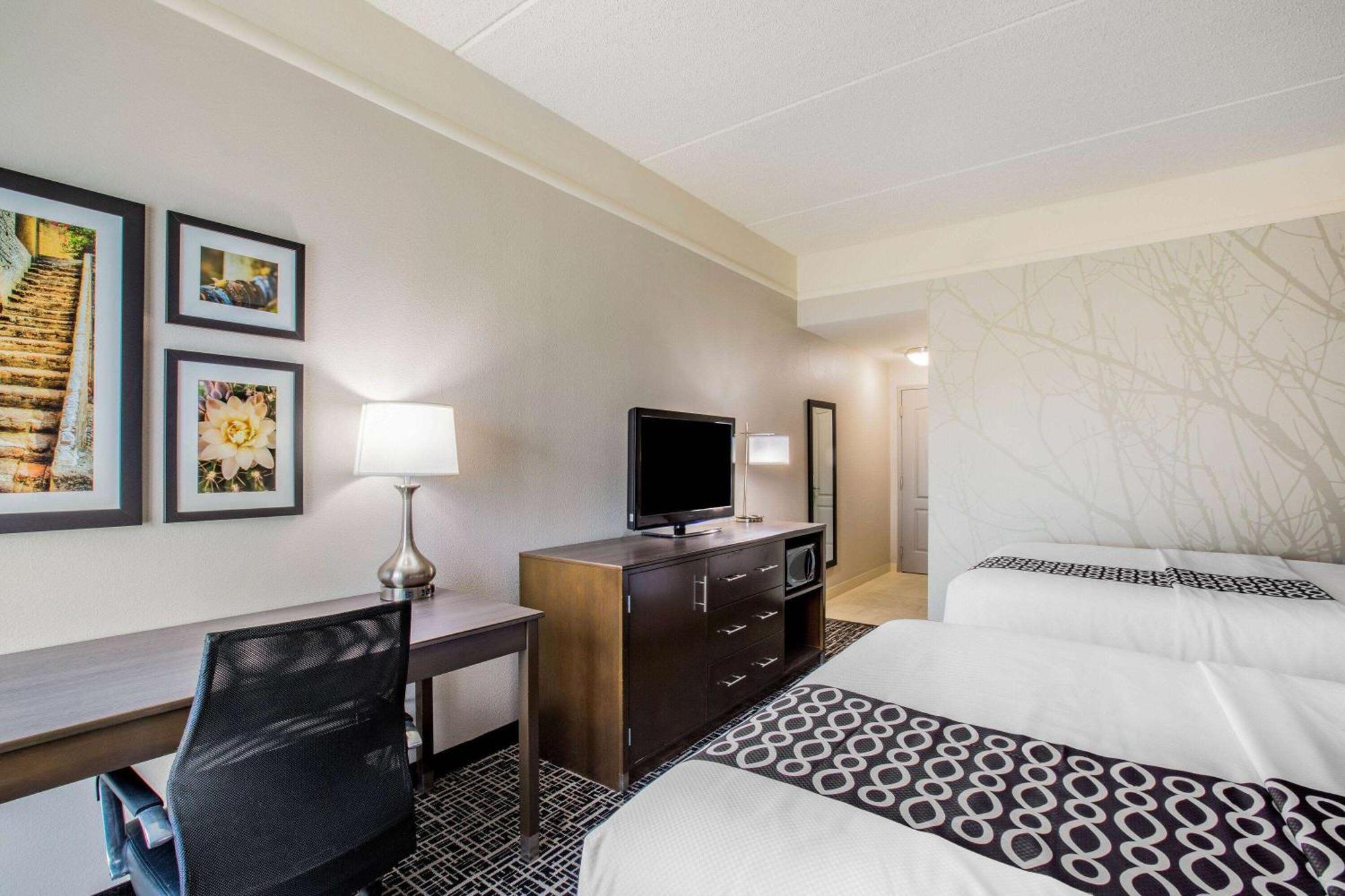 Queen Room with Two Queen Beds and Bathtub with Grab Bars - Mobility and Hearing Access/Non-Smoking