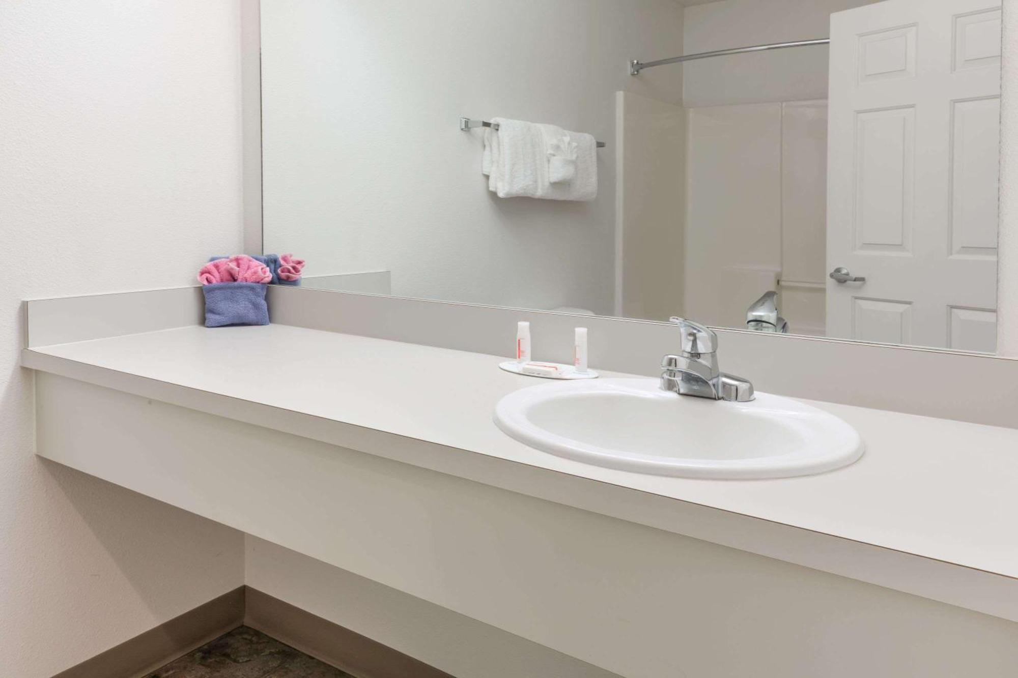 Standard Queen Room with Ocean View (Higher Floor, No-Pets) - Non-Smoking