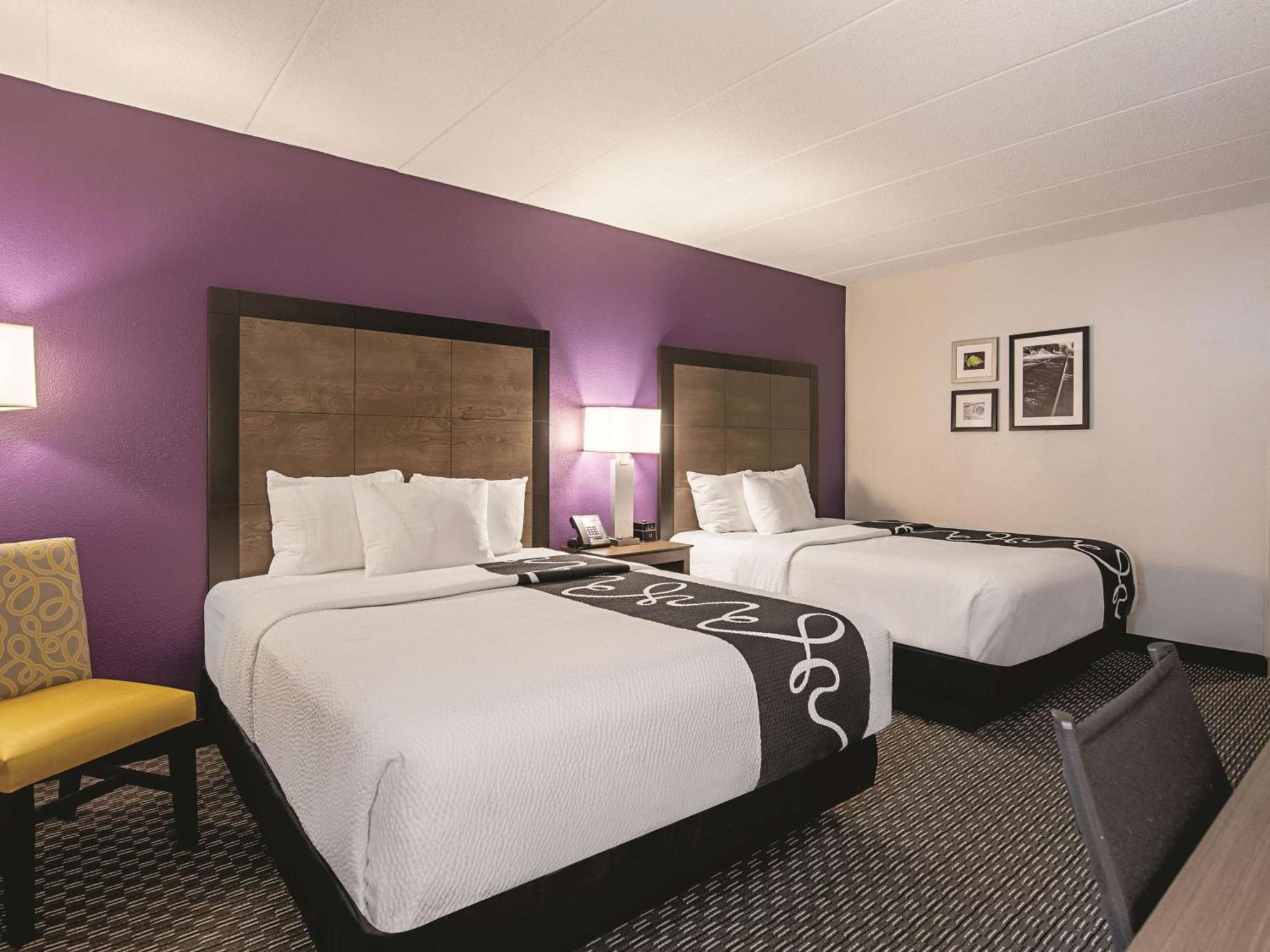 Queen Room Two Queen Beds Mobility or Hearing Access Non-Smoking,1282343698:JPEG
