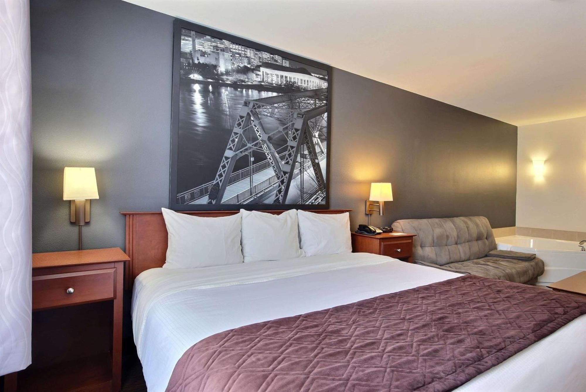 King Suite with Spa Bath- Non-Smoking