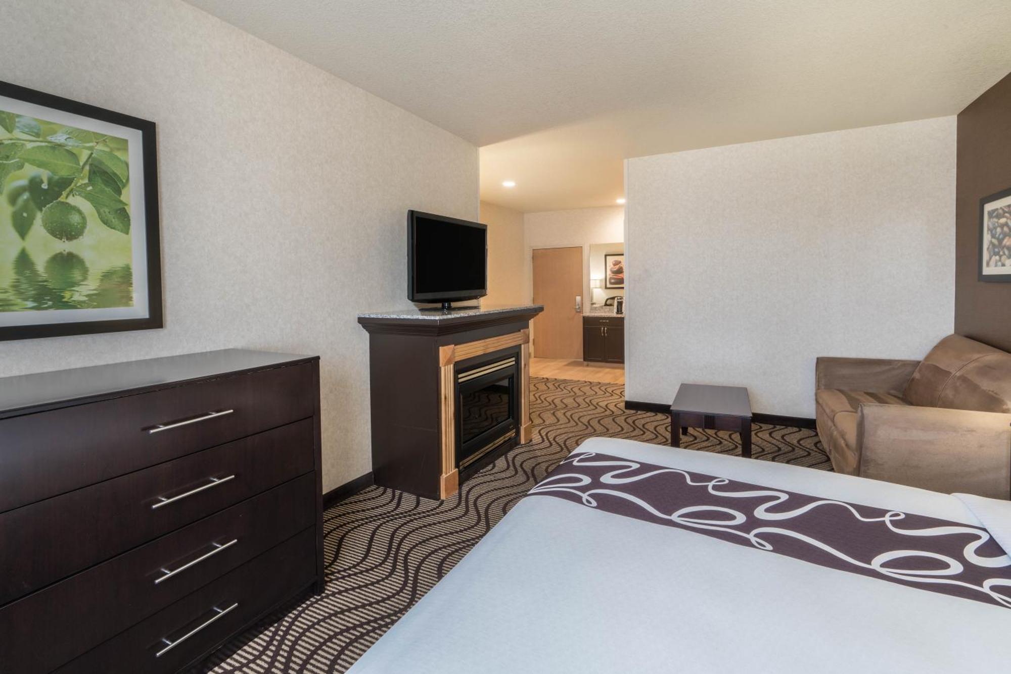 Deluxe Executive King Room - Non-Smoking