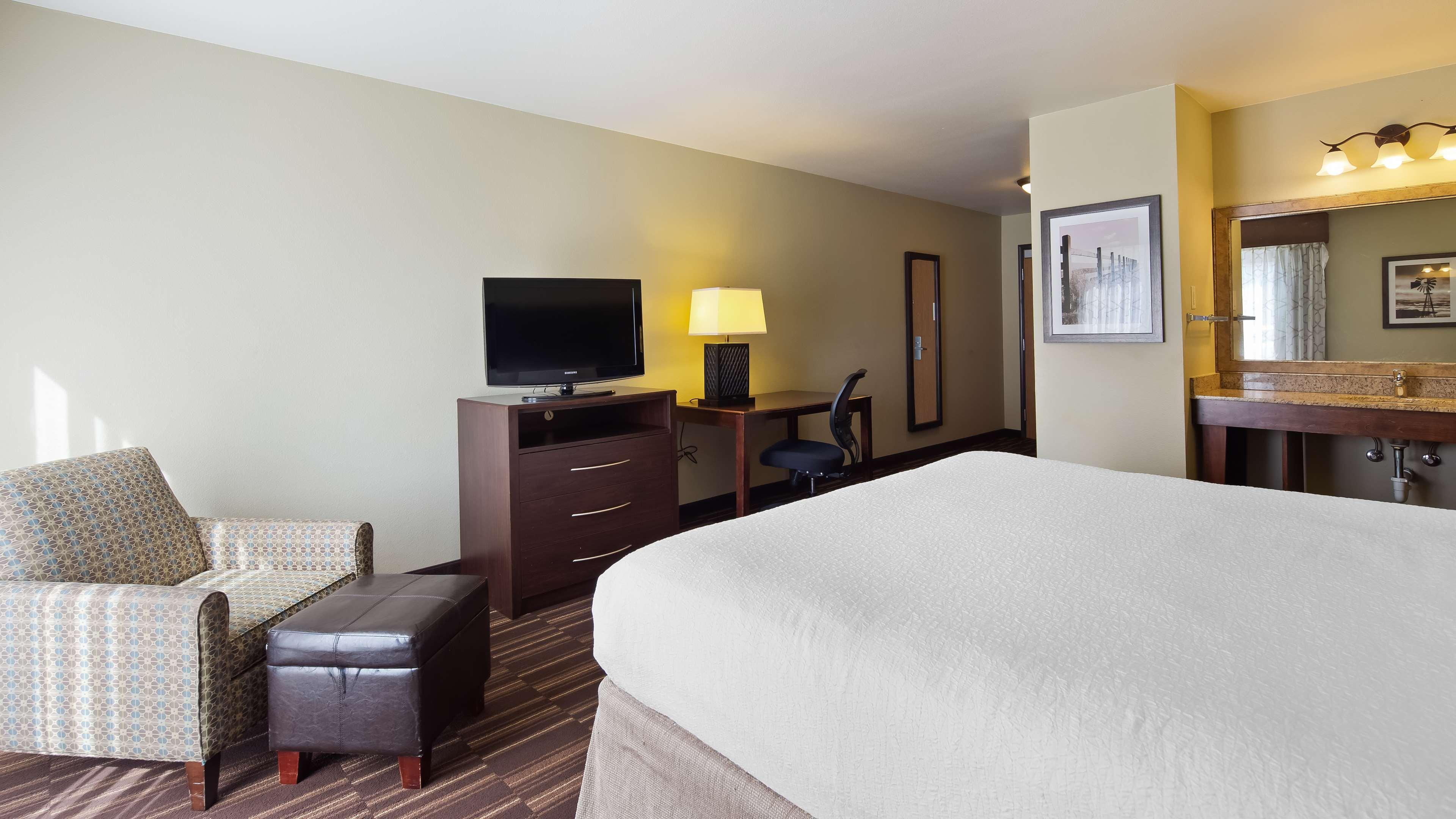 King Room with Roll-In Shower - Mobility Access/Communication Assistance