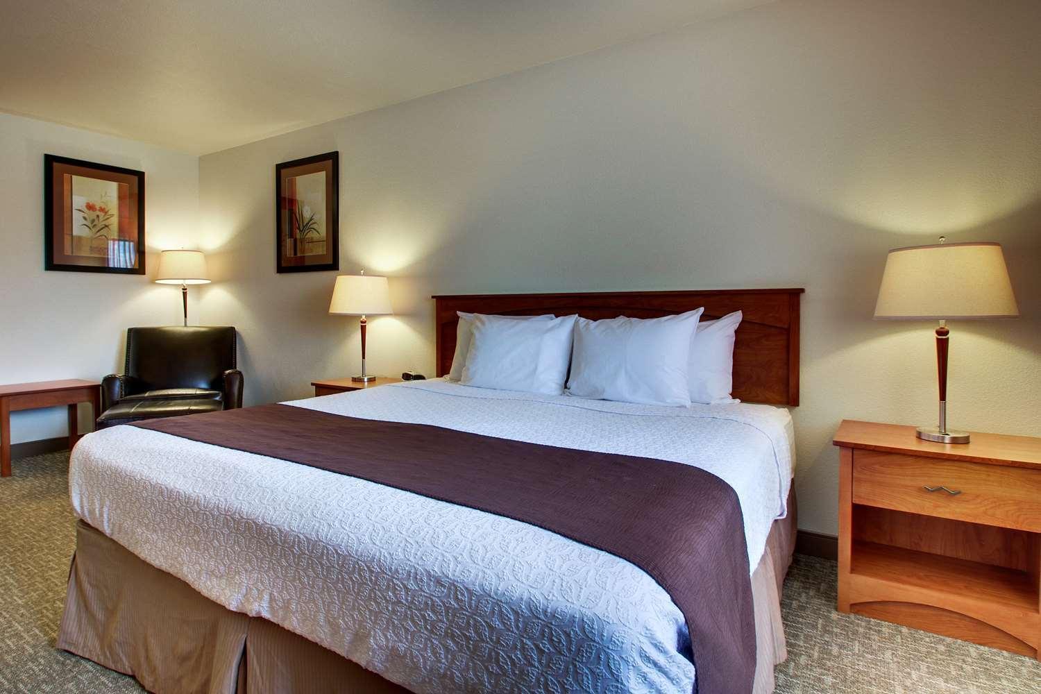 Suite One King Bed Two Queen Beds,1283759251:JPEG