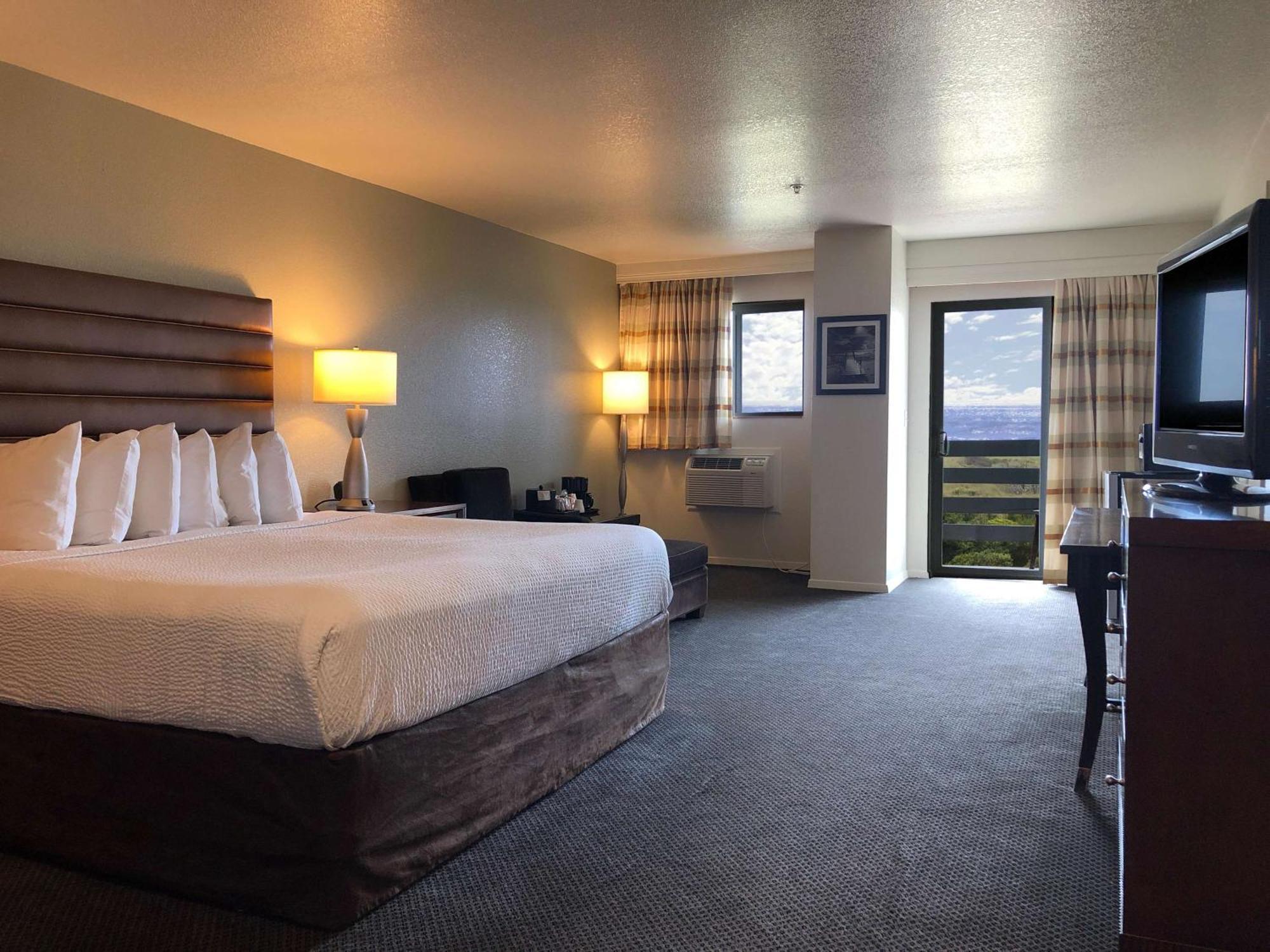 King Suite Balcony Soaker Tub Balcony or Lower Level or Non-Smoking