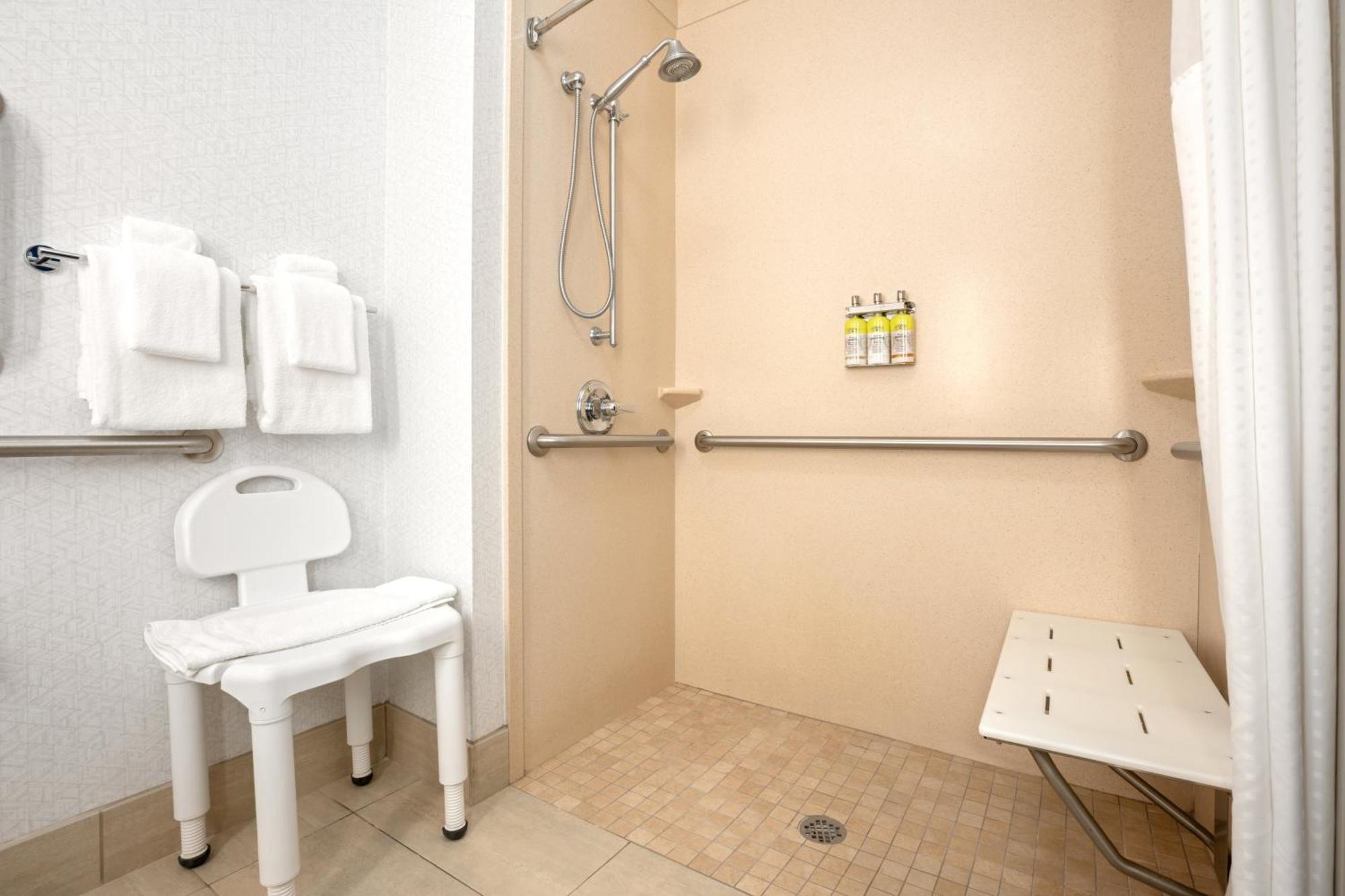 One Queen Access Roll In Shower - Non-Smoking