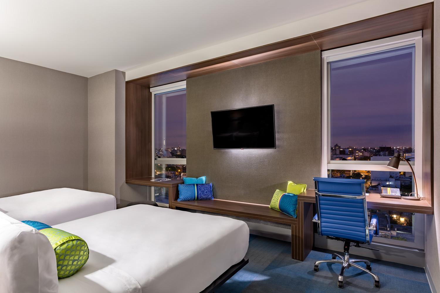 ALOFT Guest room 2 Queen City view