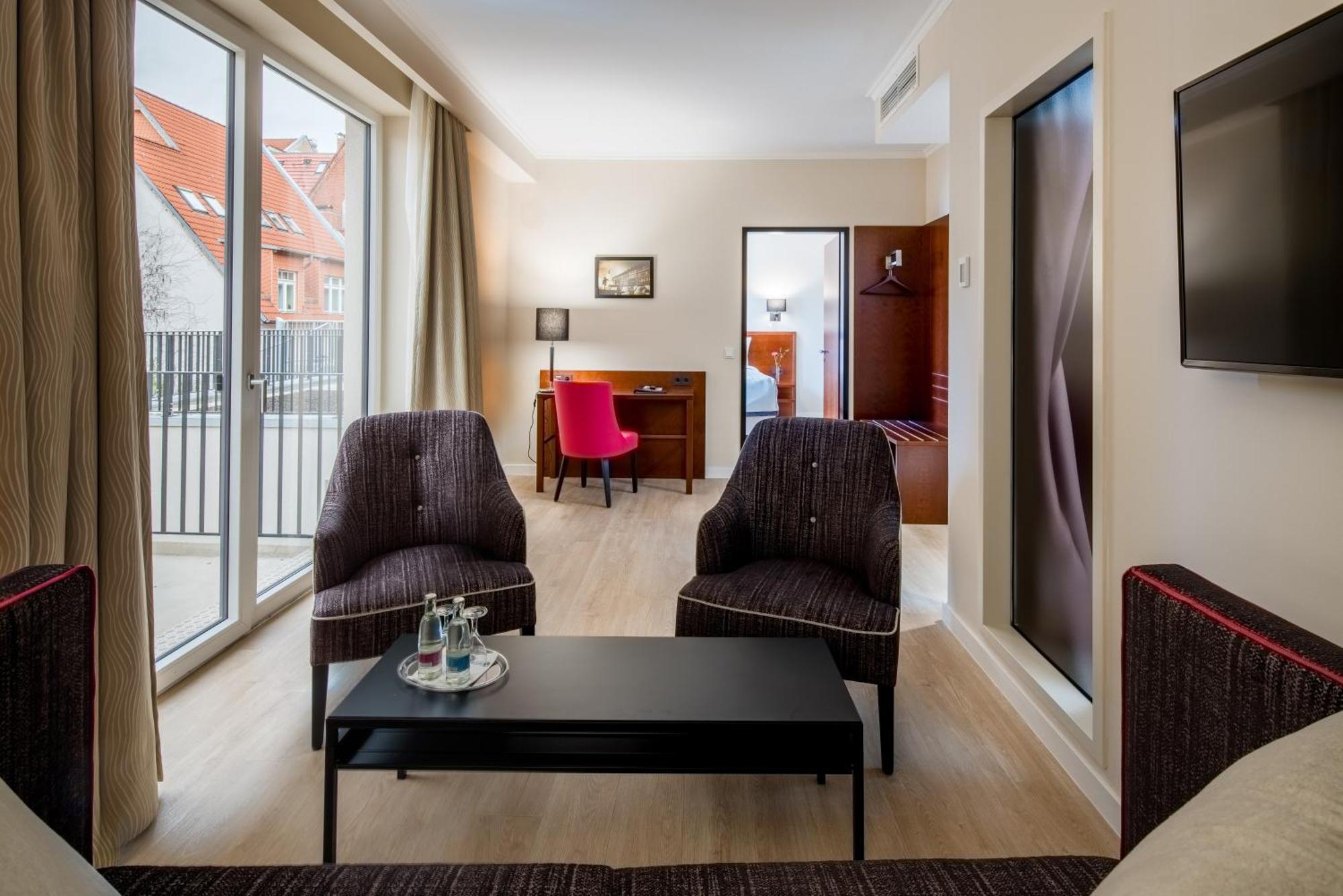 Suite mit Doppelbett, Schlafsofa und Terrasse – Nebengebäude
