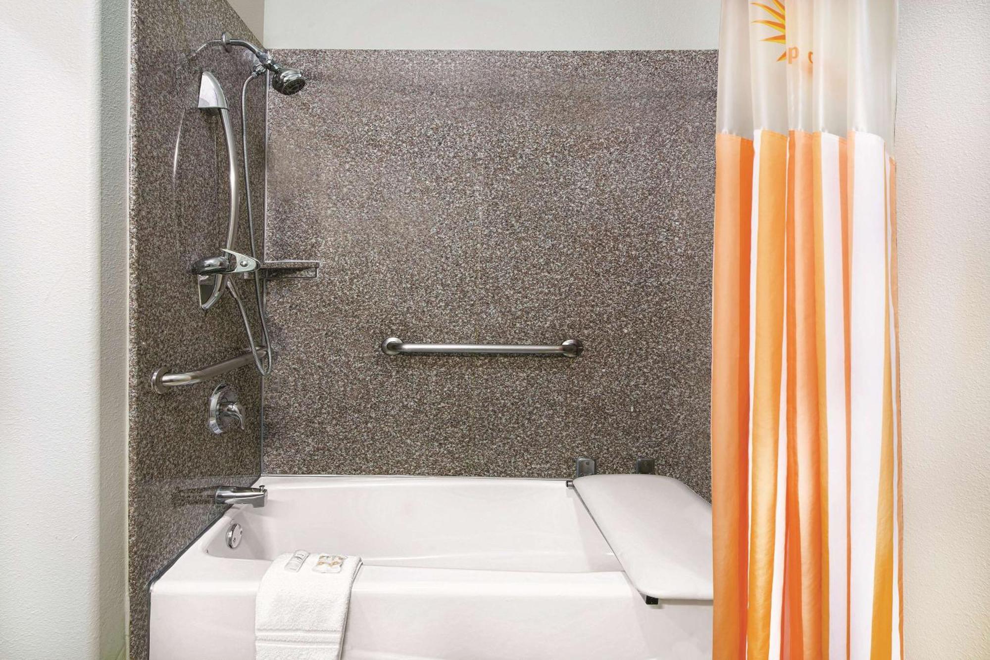 Queen Room with Two Queen Beds with Tub and Countryside View - Mobility Access/Non-Smoking