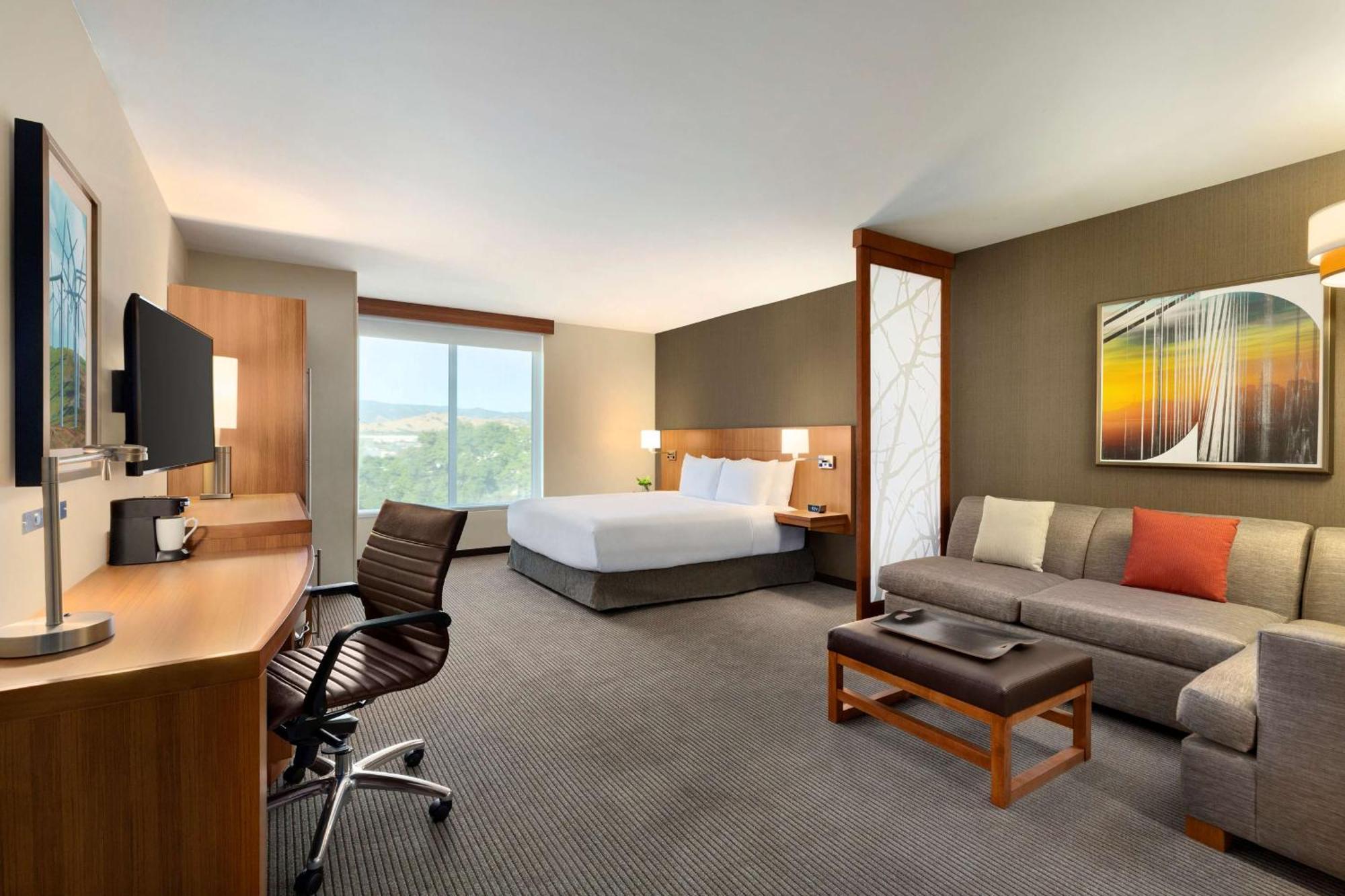 King Suite with Sofa Bed and Roll-In Shower - Disability Access