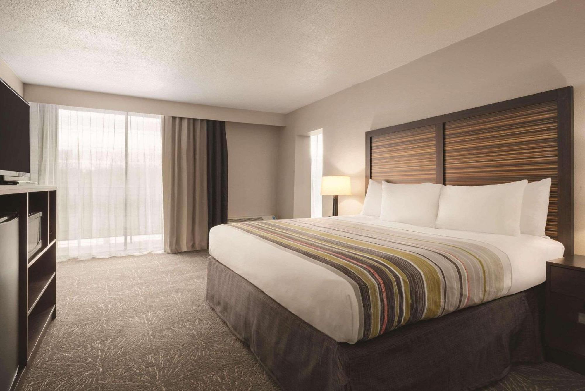 King Room with Roll-in Shower - Non-Smoking