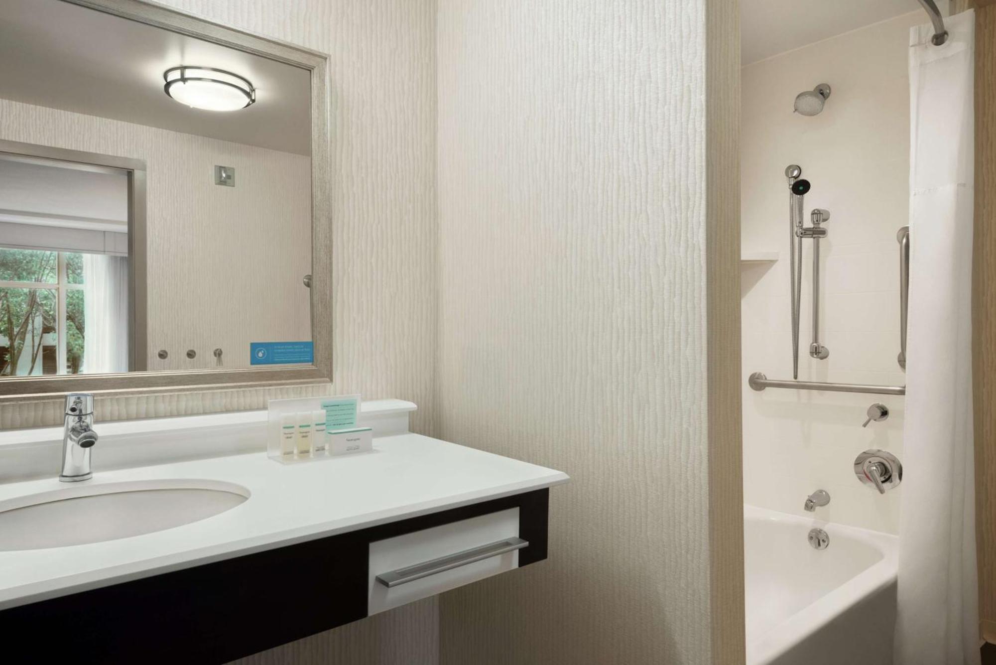 King Room Accessible Tub Mobility Hearing Access or Non-Smoking
