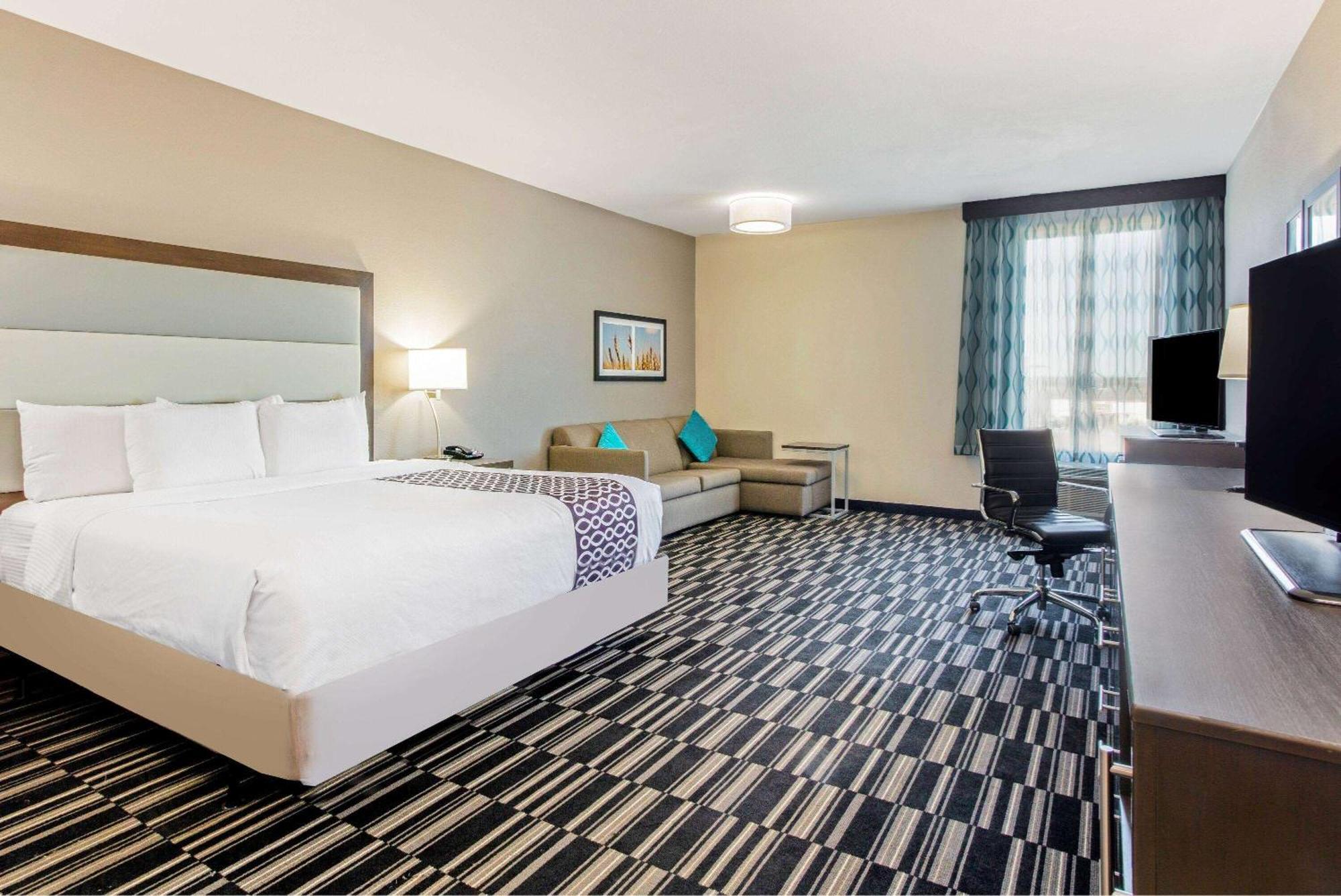 Deluxe King Room with Tub with Grab Bars - Mobility Accessible/Non-Smoking
