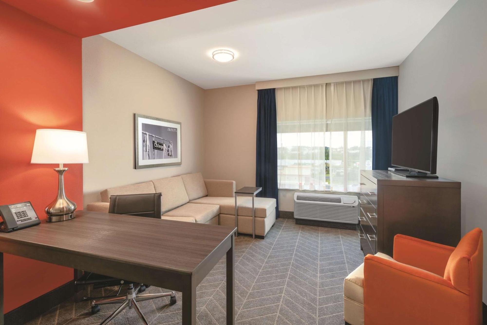 Deluxe King Room - Non-Smoking