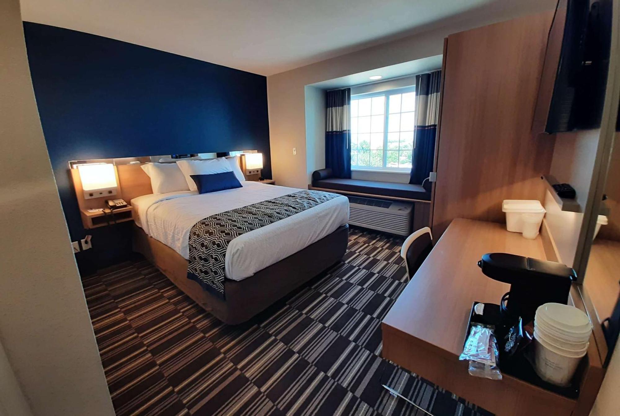 Queen Room One Queen Bed Mobility Accessible Tub Grab Bars West View Non-Smoking,1285229356:JPEG
