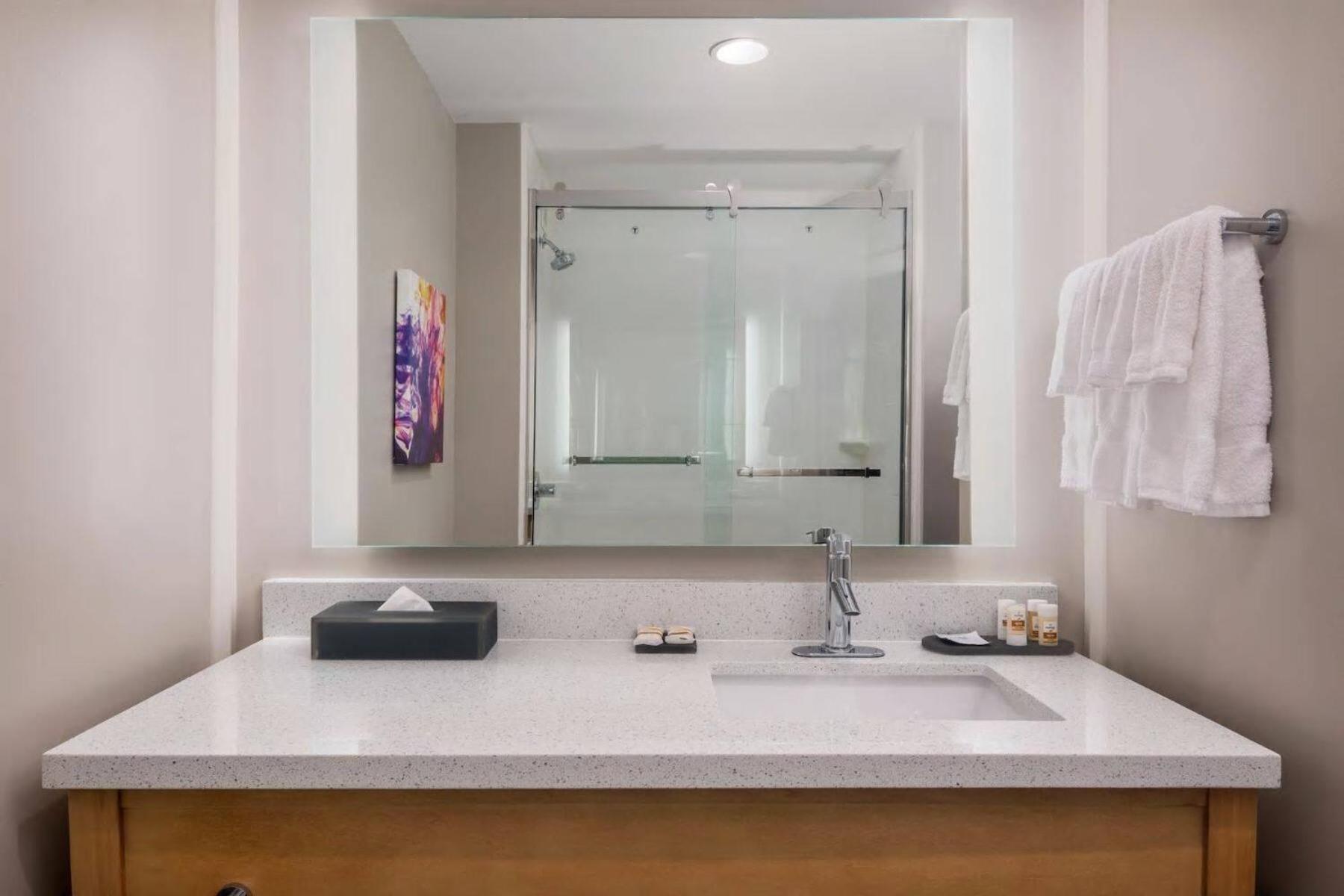 Deluxe Queen Room with Two Queen Beds - Mobility Access/Non-Smoking
