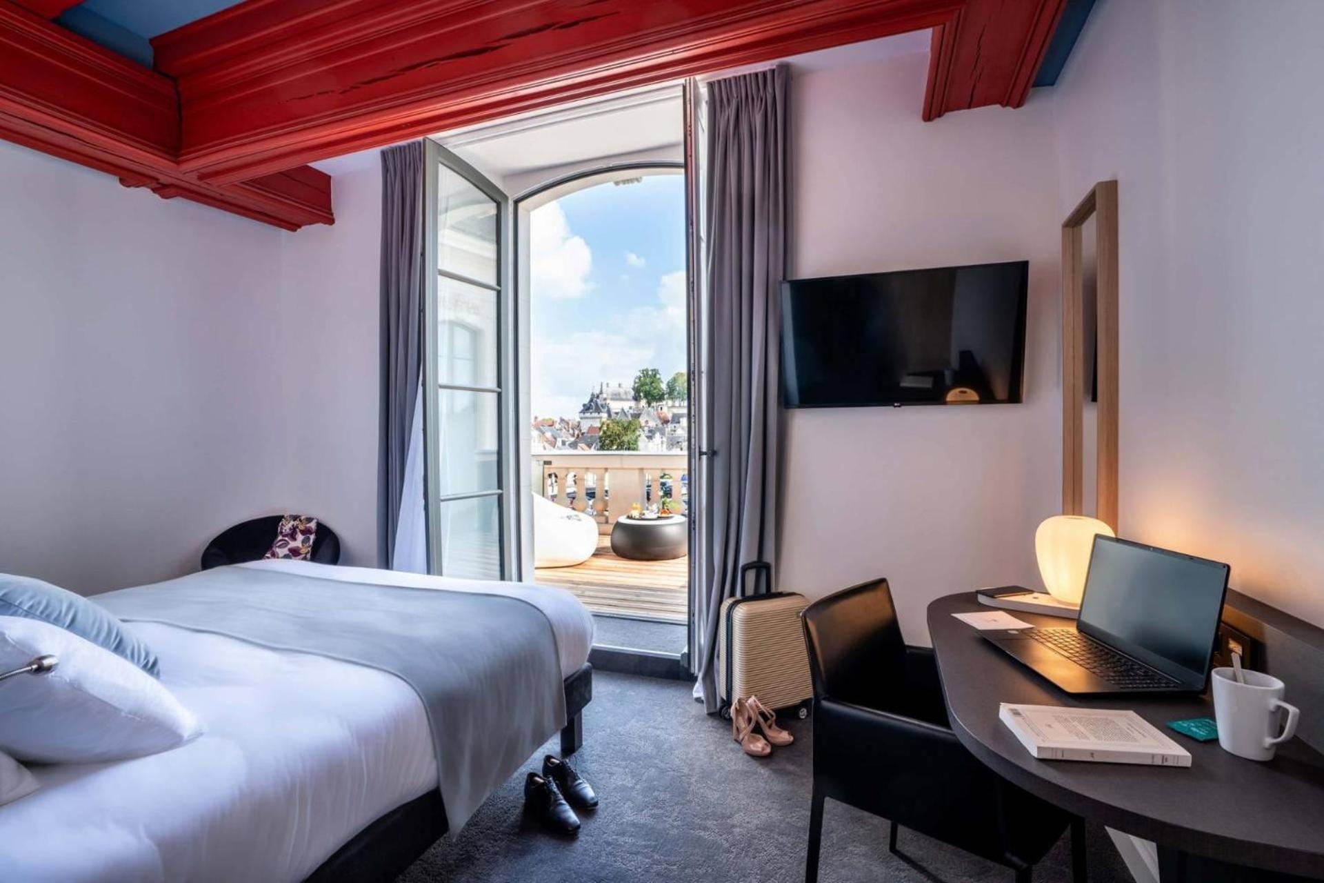 Privilege King Room Balcony City View