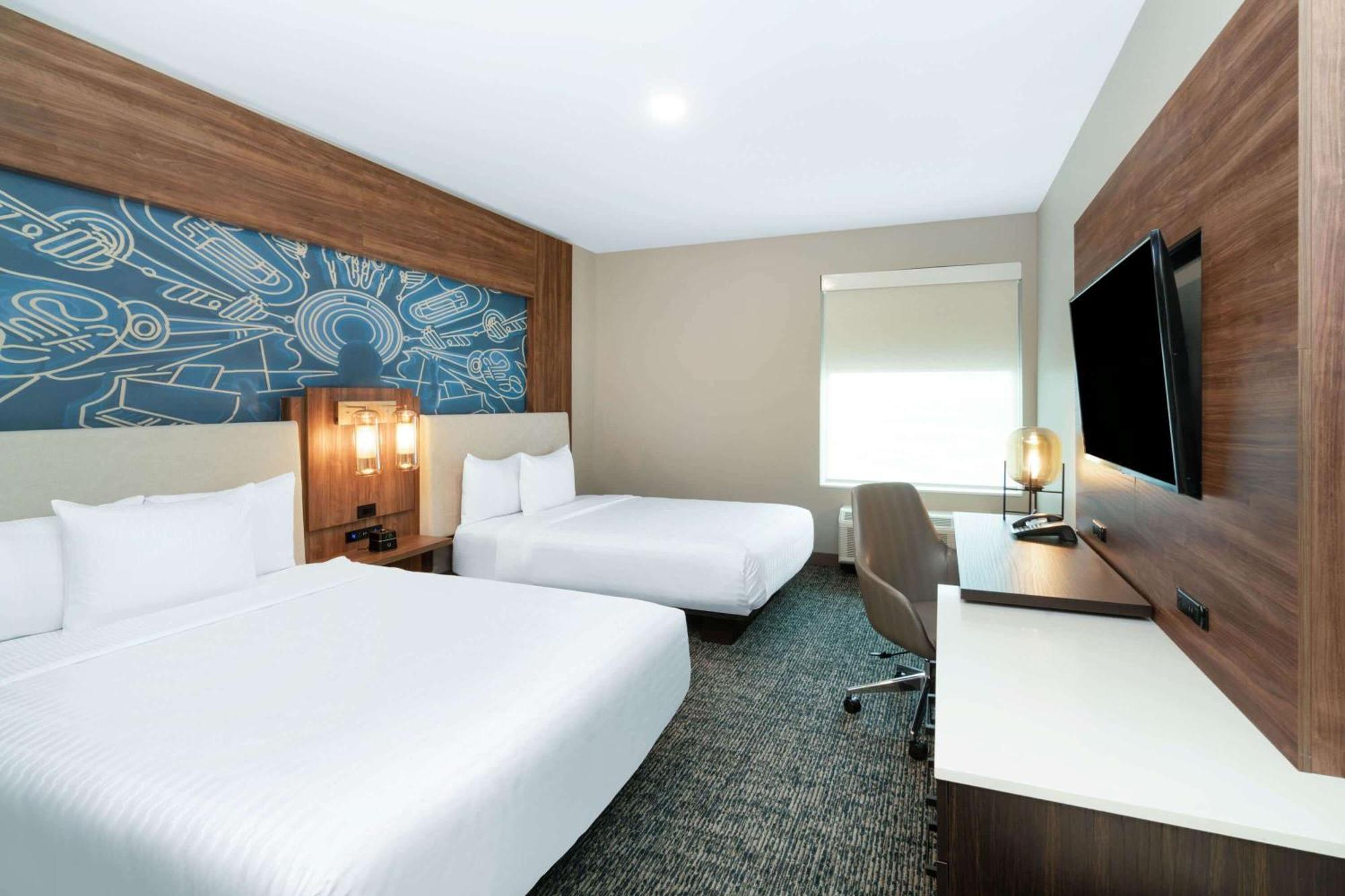 Queen Room with Tub with Grab Bars - Mobility Accessible/Non-Smoking