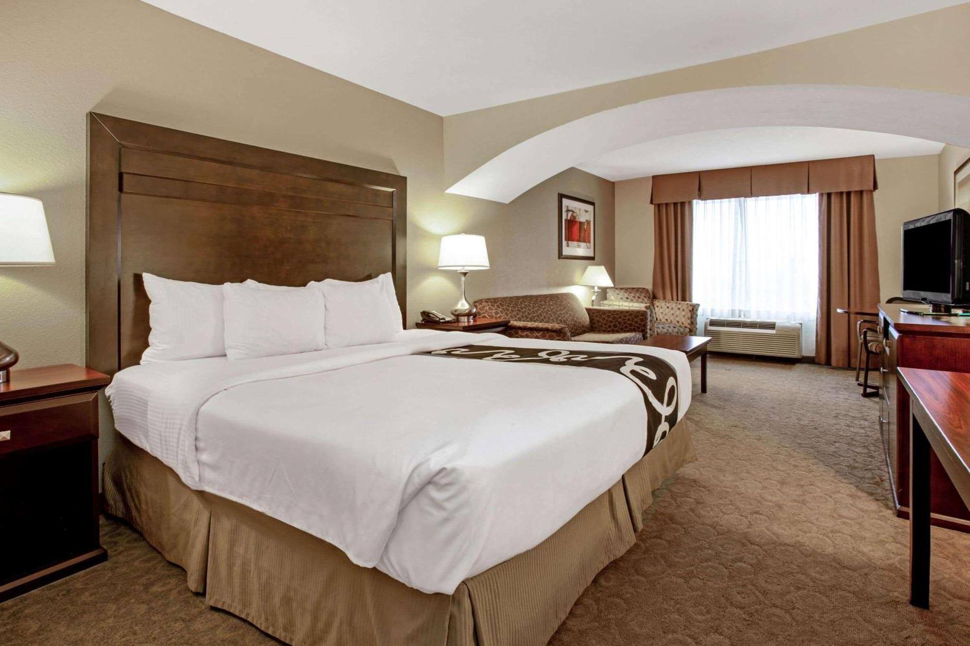 Deluxe Executive King Room Two Queen Beds Mobility or Hearing Impaired Access Non-Smoking
