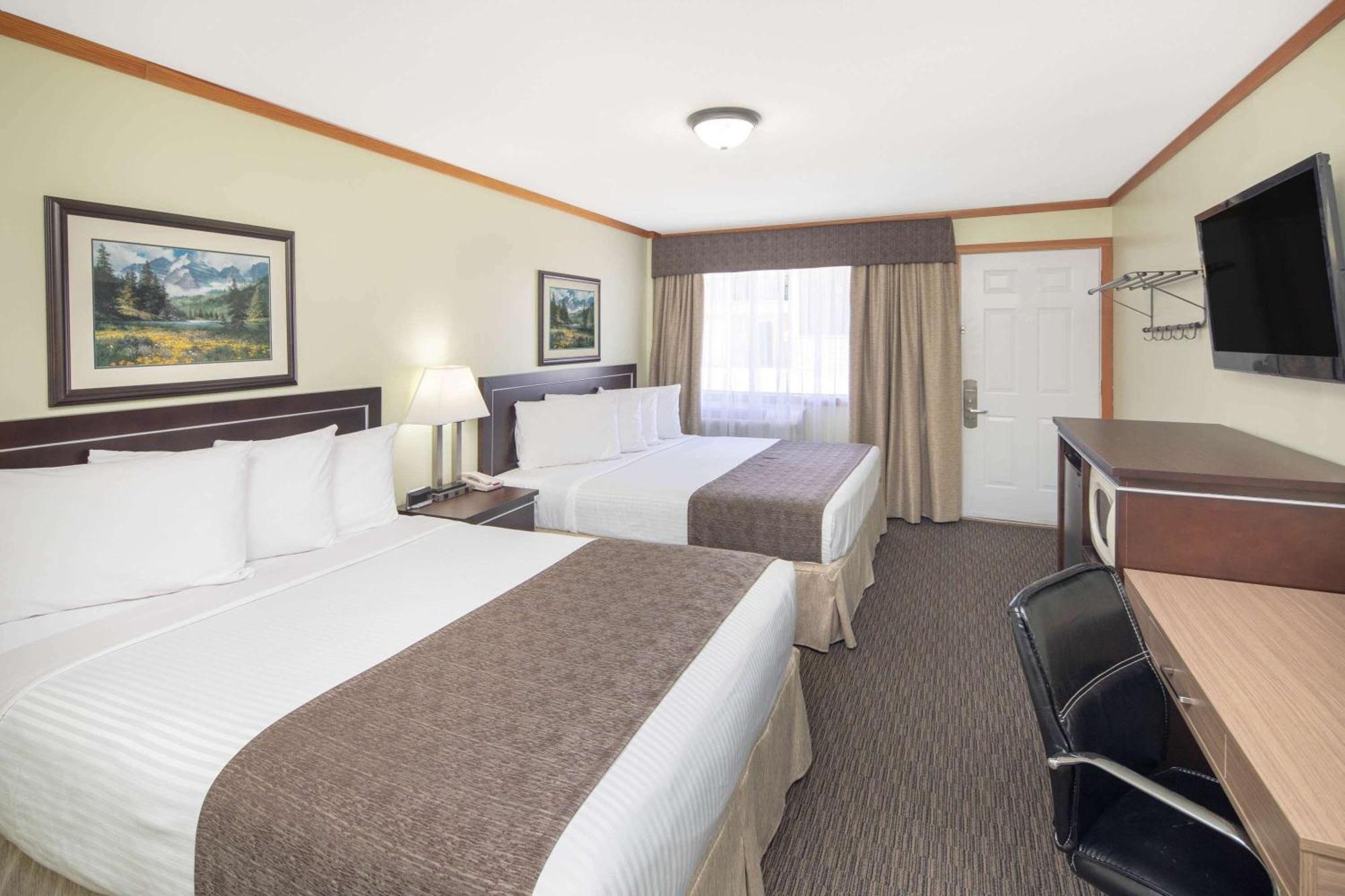 Studio Suite - Two Queen Beds with Kitchen - Non-Smoking - Ground Floor