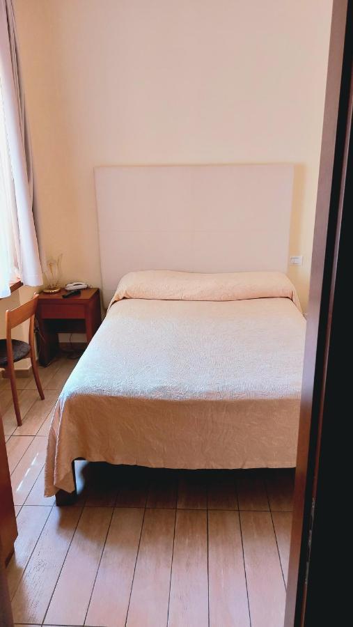 Single Room Bathroom,1288071256:JPEG