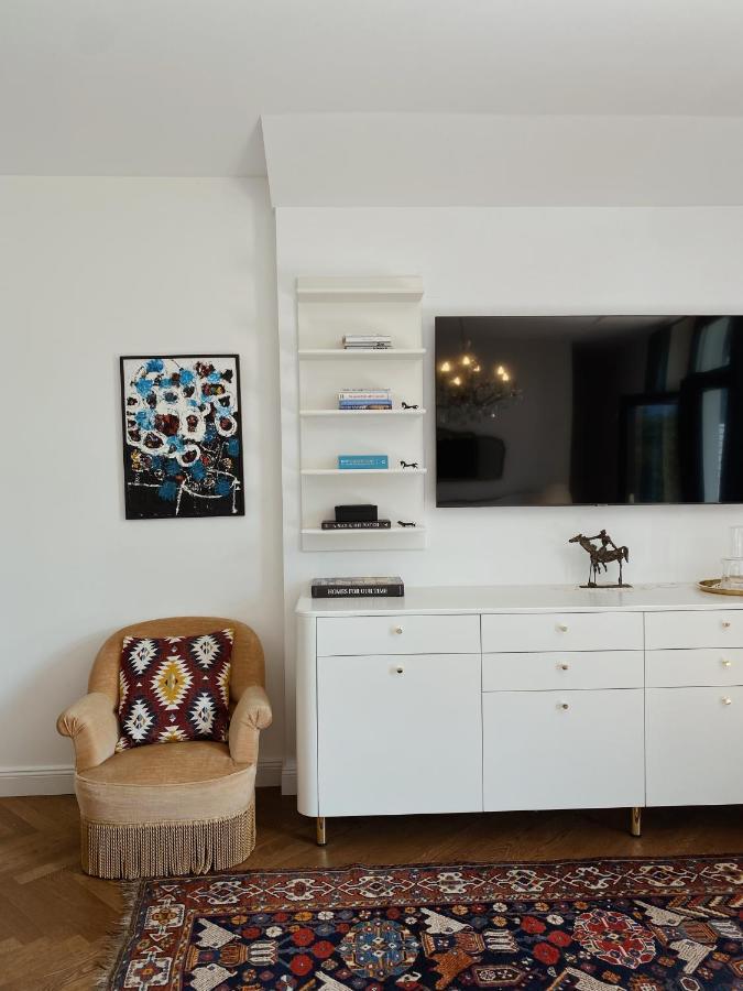Suite mit Kingsize-Bett und Poolblick