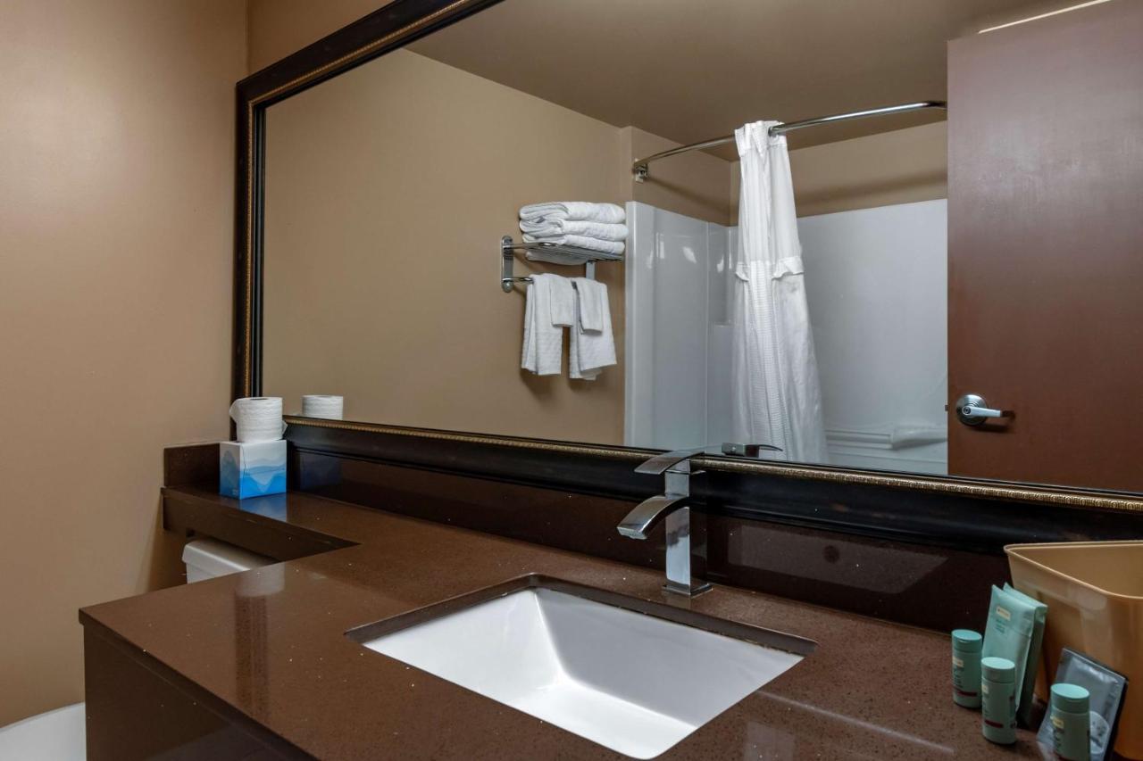 Queen Room Two Queen Beds Bath Tub Mobility Accessible,1293260545:JPEG