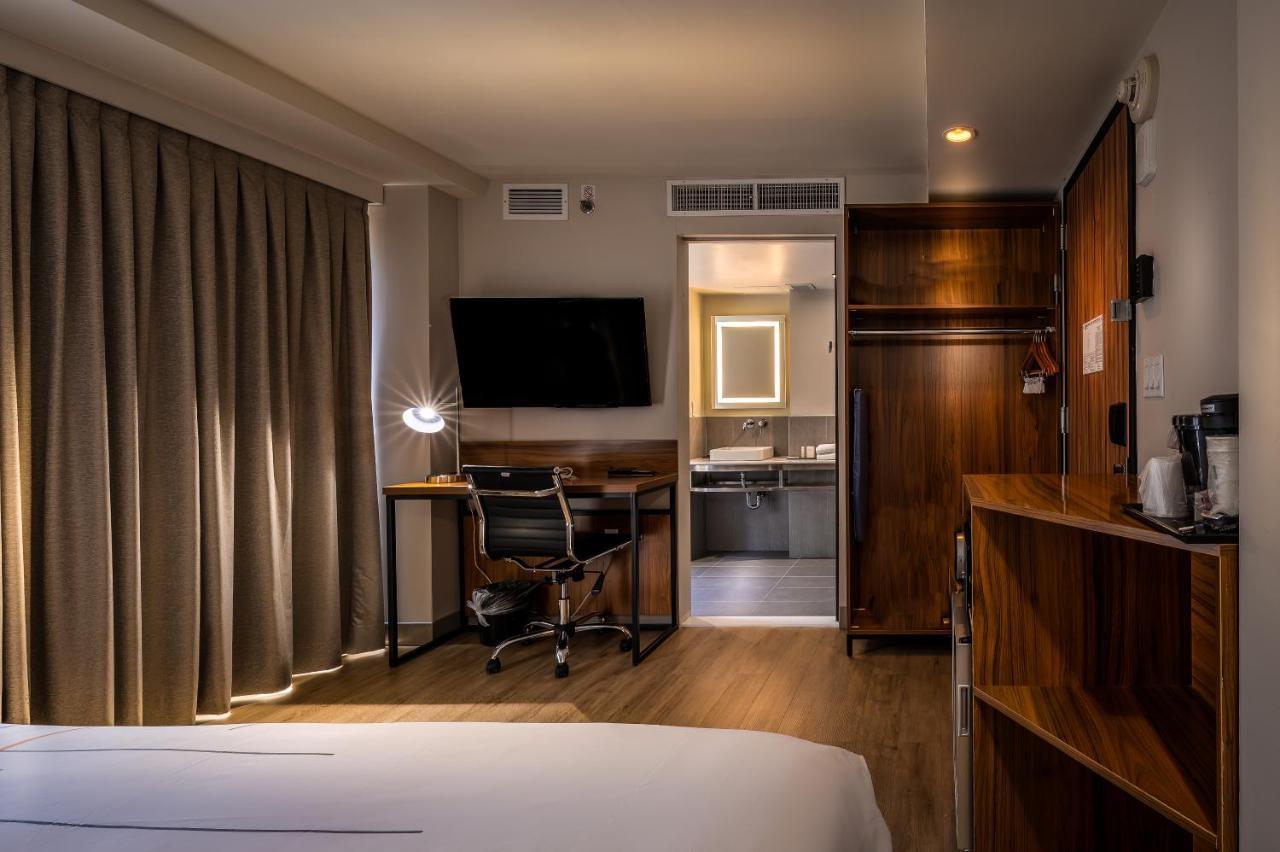 1 King Bed Premier Room Non-Smoking