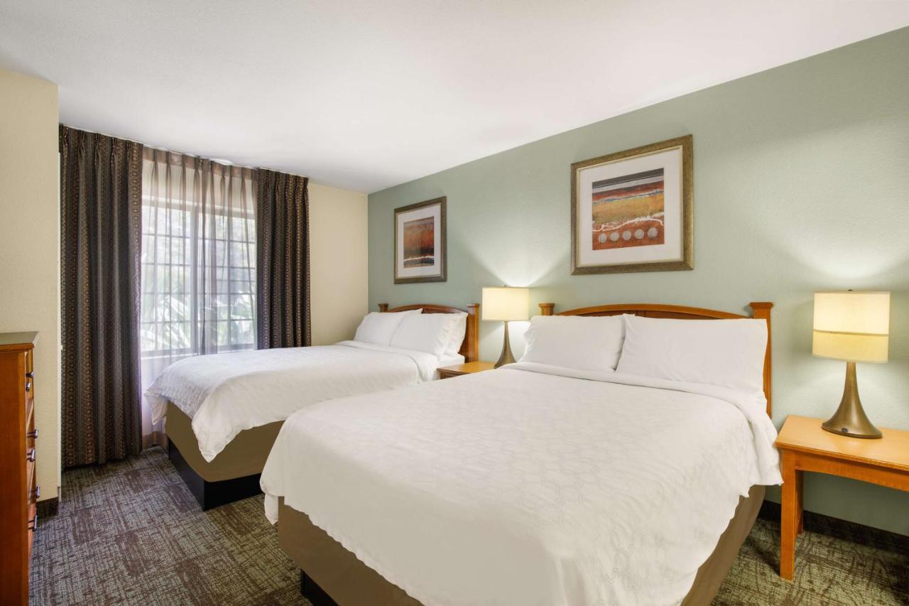 One-Bedroom Queen Suite with Bathtub - Mobility Accessible