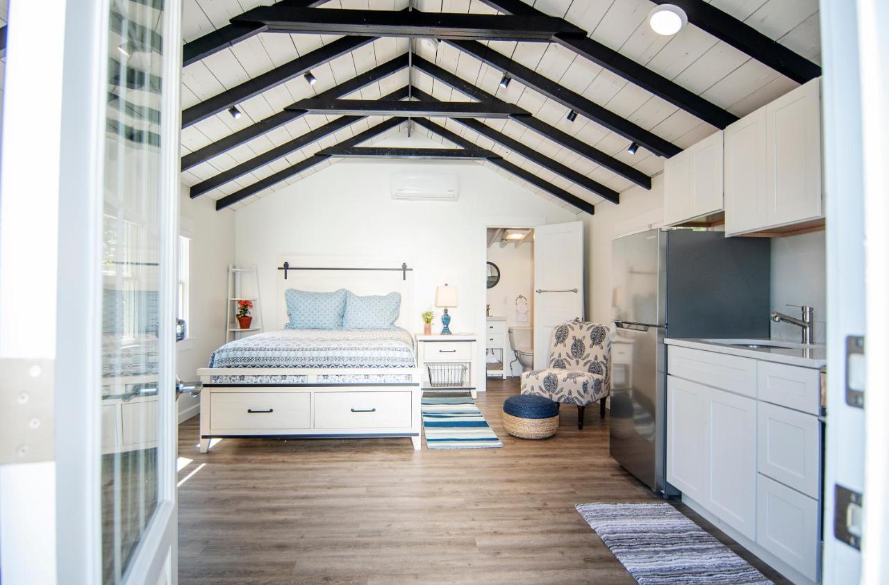 Large Studio Cottage – Queen Bed