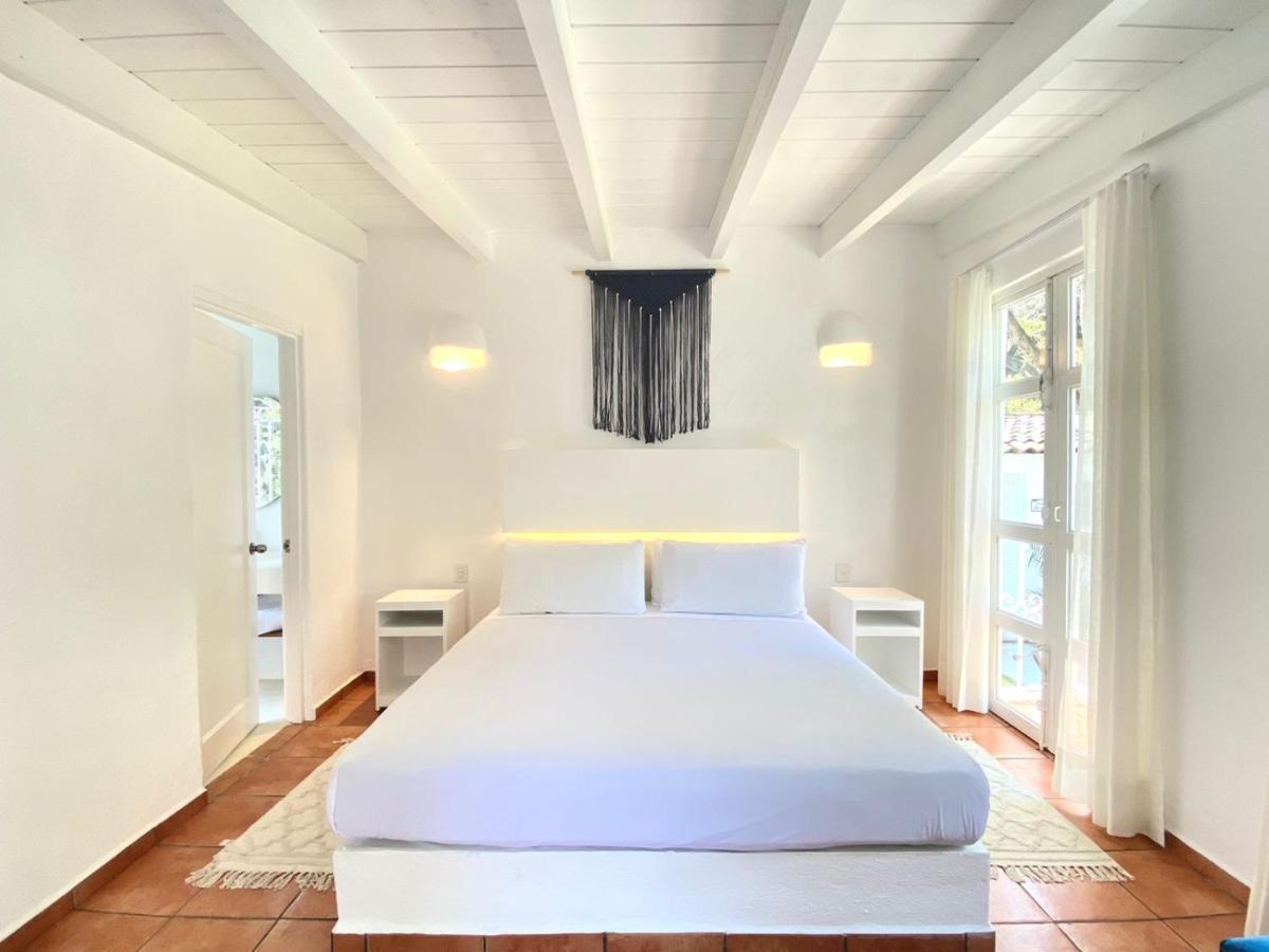 Habitación con cama extragrande y balcón