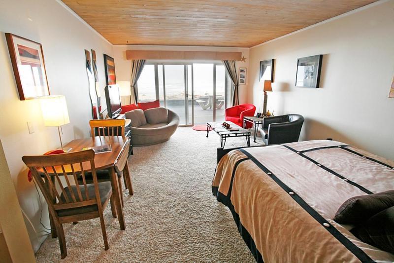 Queen Studio Ocean Front Pet Friendly