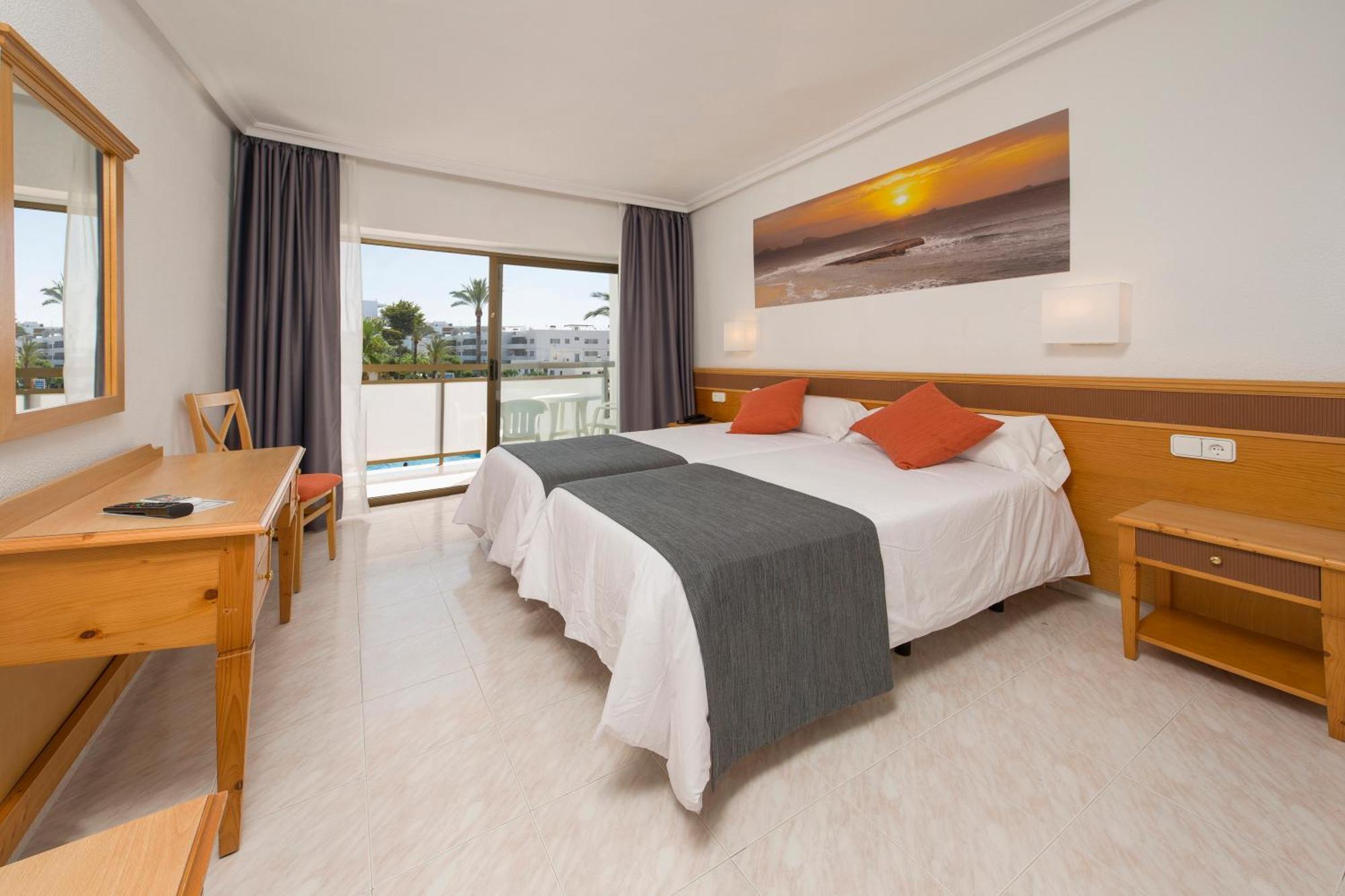 Quarto Twin com Vista Piscina