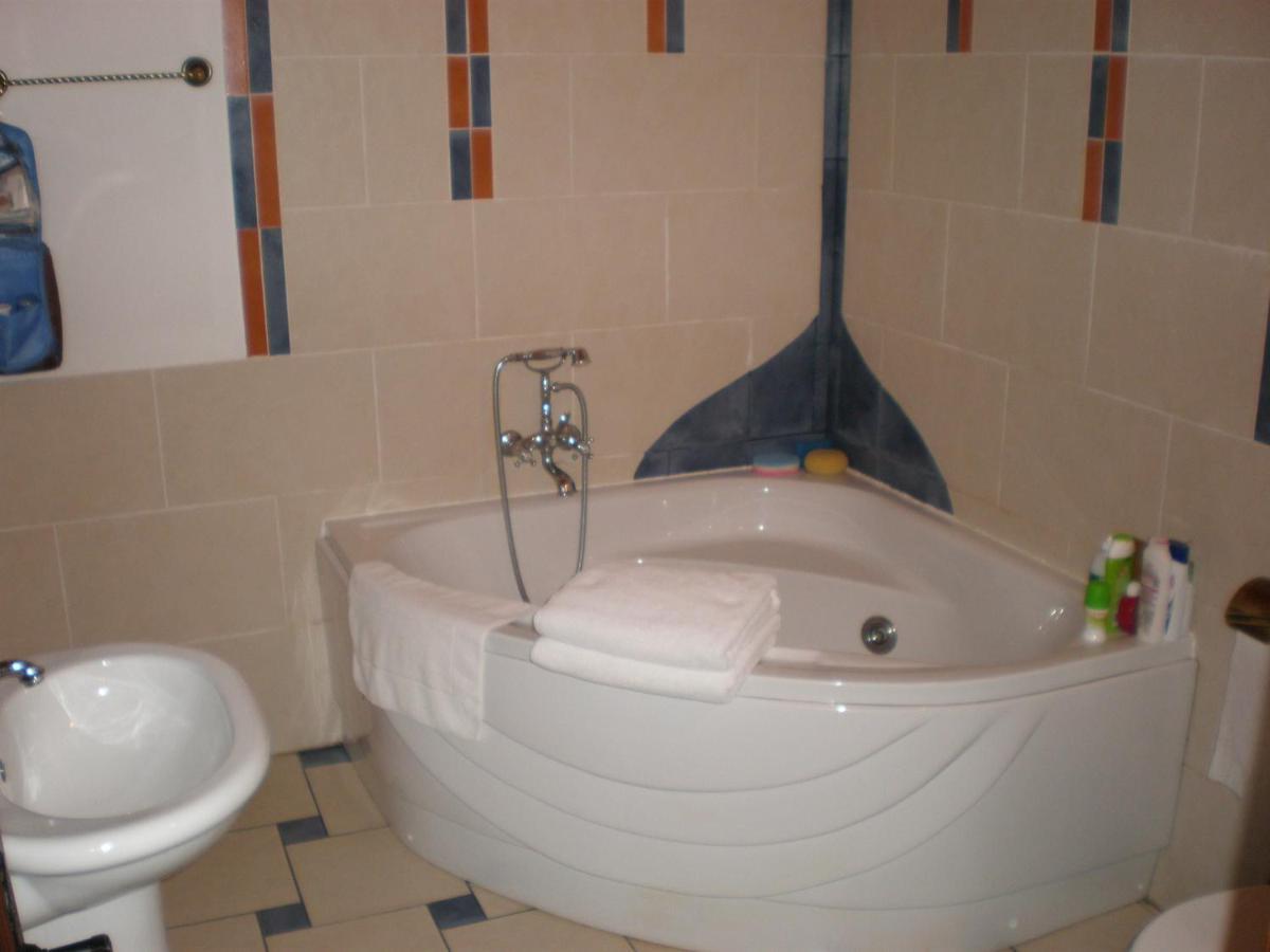 Habitación con cama extragrande y bañera de hidromasaje