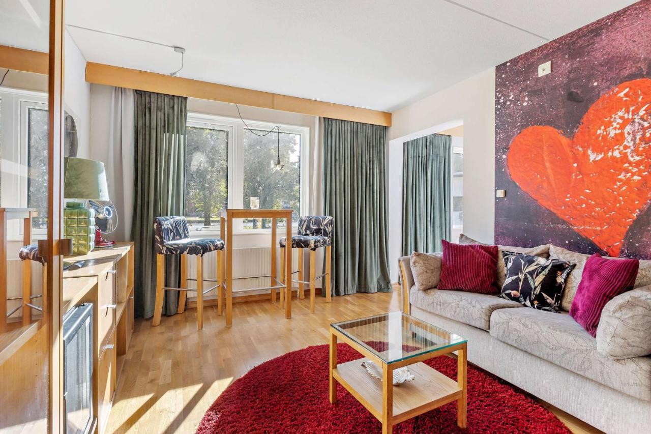 Queen Suite with Lake View - Non-Smoking