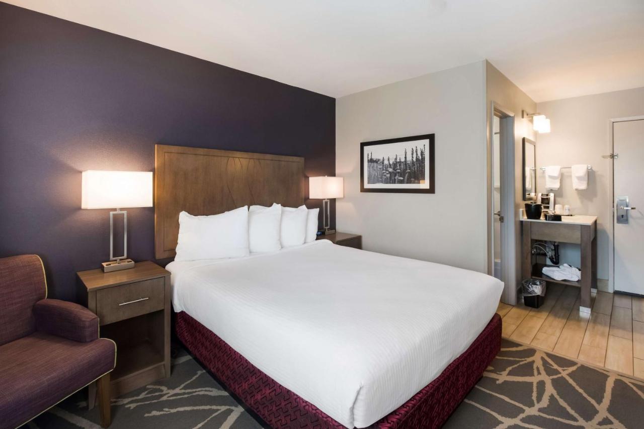 Small Queen Room - Near Elevator