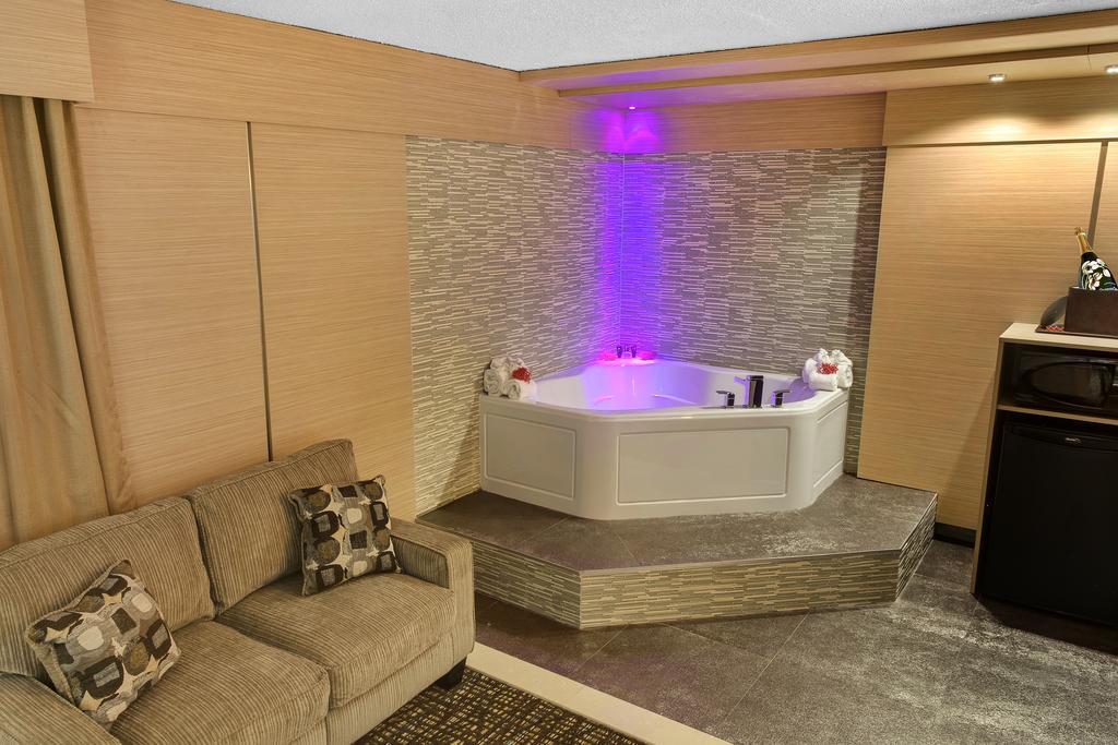 Honeymoon Suite Spa Bath,1153837644:JPEG