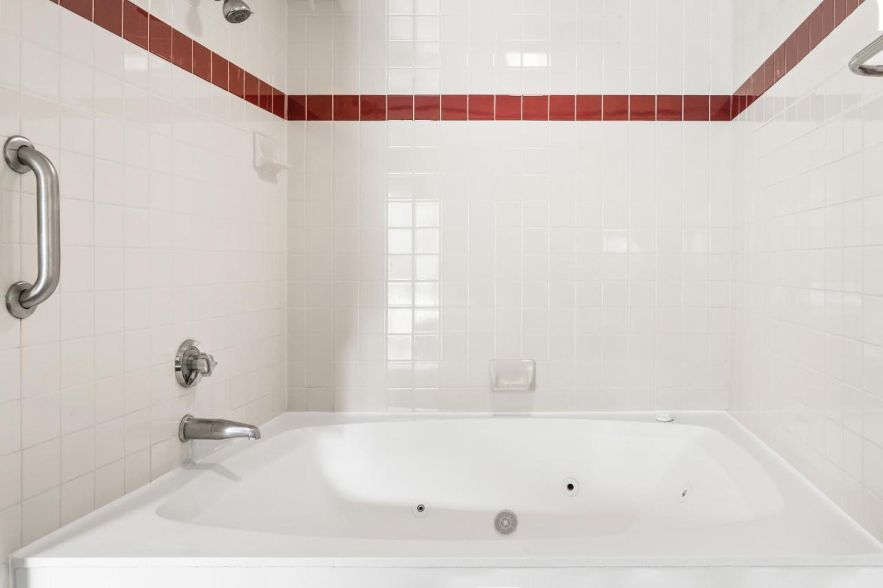Queen Room Walk Shower Disability Access or Non-Smoking,1328018633:JPEG