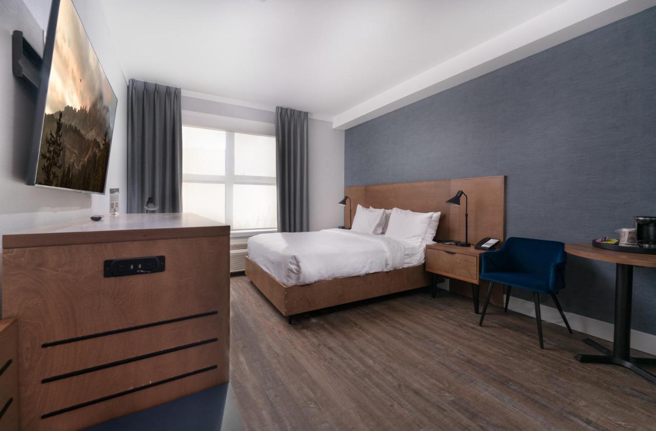 Queen Room with Roll-In Shower - Disability Access