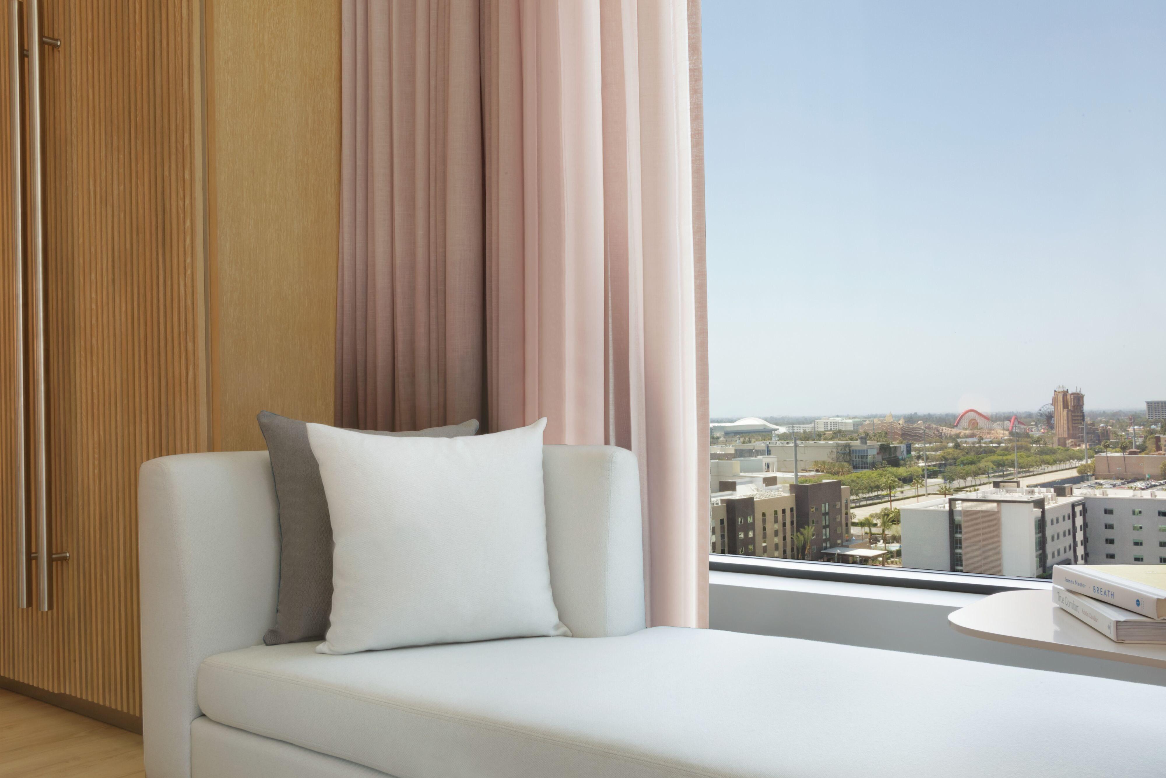 Suite con cama extragrande y sofá cama