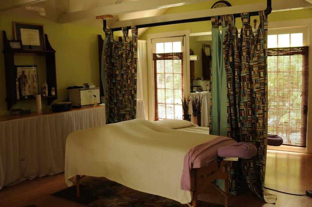 Honeymoon Suite